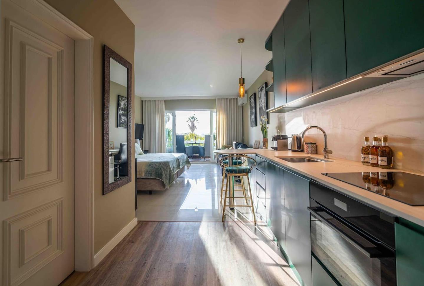 Sea View W Balcony 2 Mins Walk To & Casino Apartment *