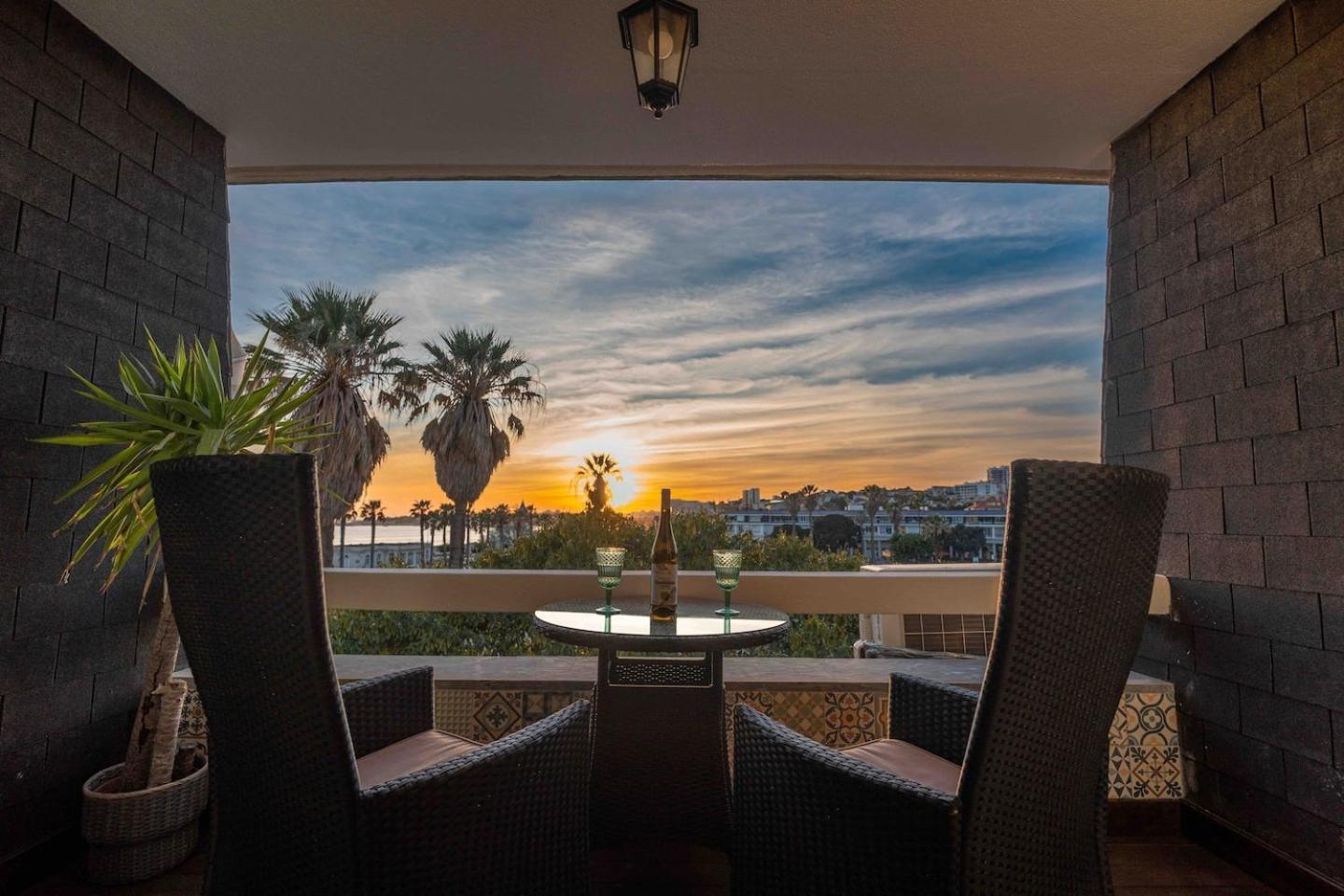 Apartment Sea View W Balcony 2 Mins Walk To & Casino *