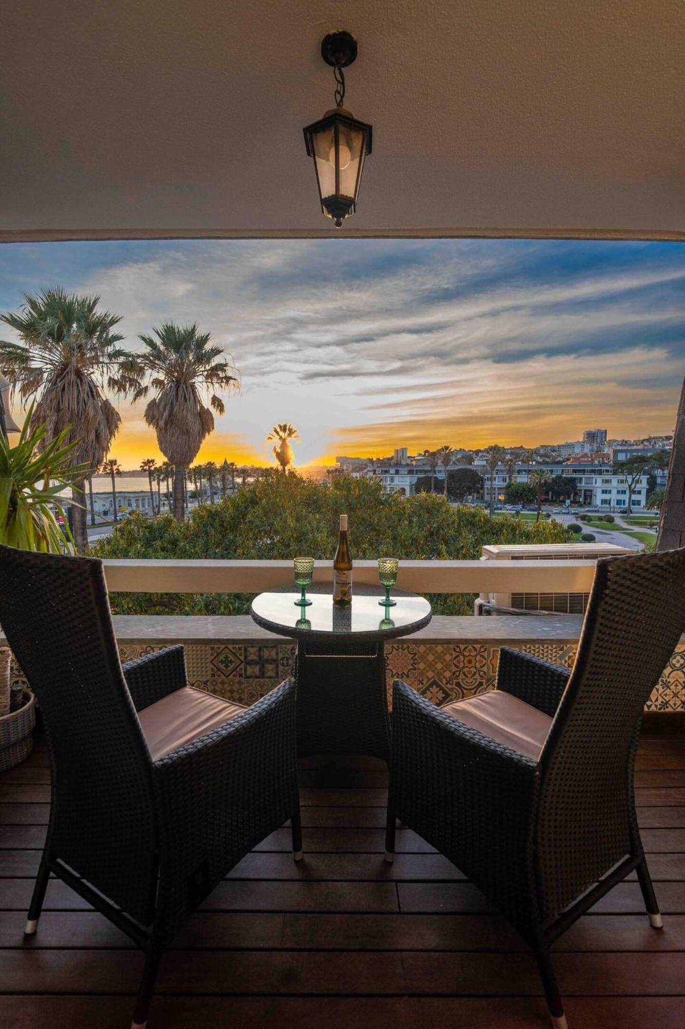 Apartment Sea View W Balcony 2 Mins Walk To & Casino Estoril