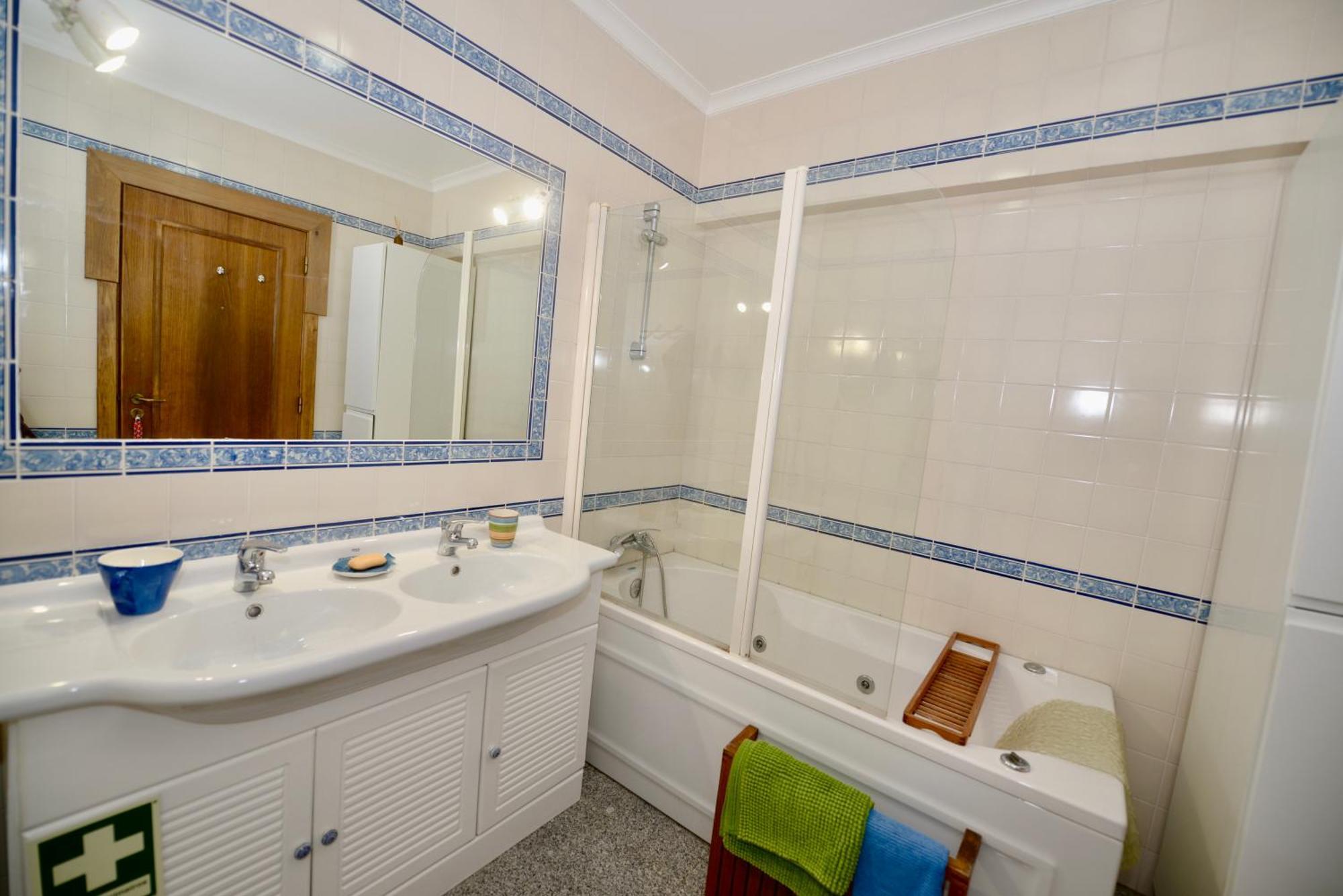 Paddle - Sea View With 3 Pools, Tennis & Squash Court