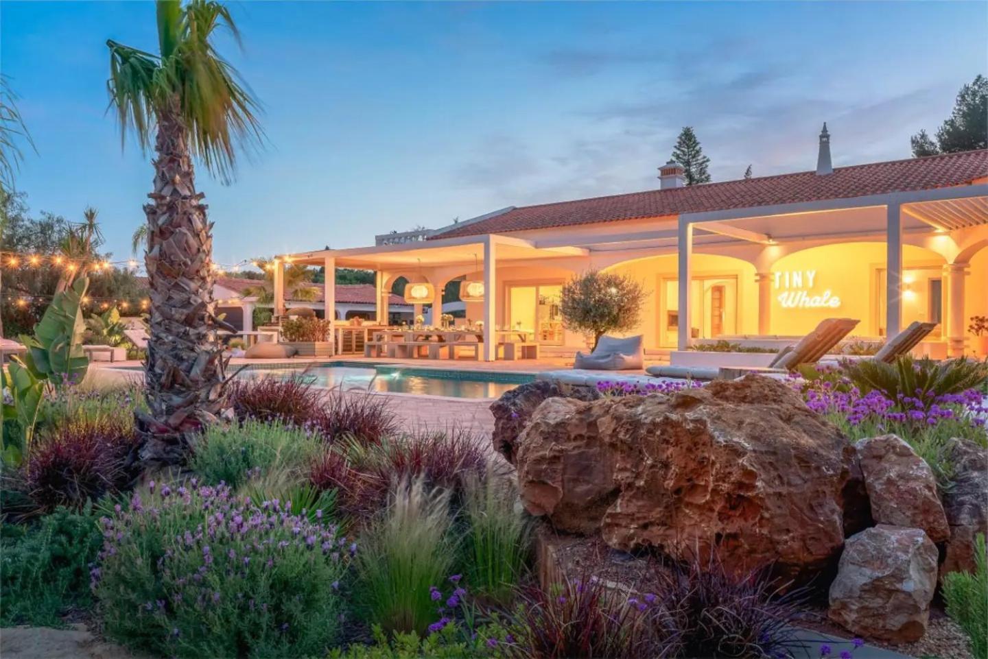 Tiny Whale Lodge, A Unique Space For Groups Bensafrim