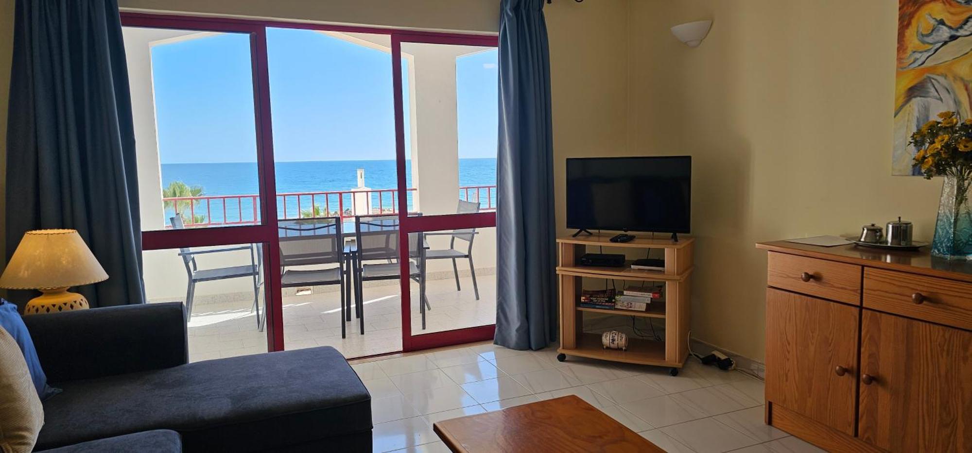 Apartment Seaside Serenity: 1br With Breathtaking Ocean View