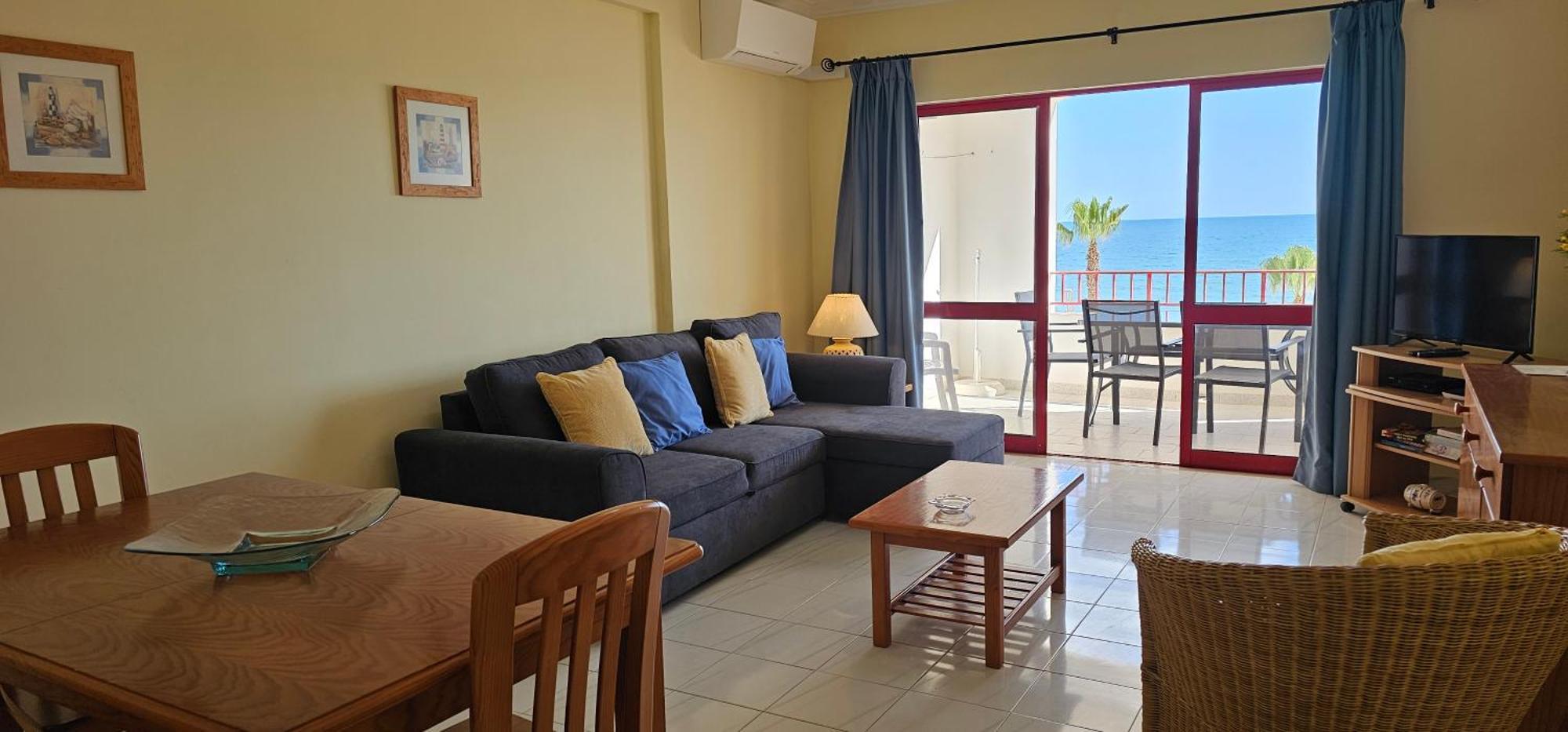 Seaside Serenity: 1br With Breathtaking Ocean View *