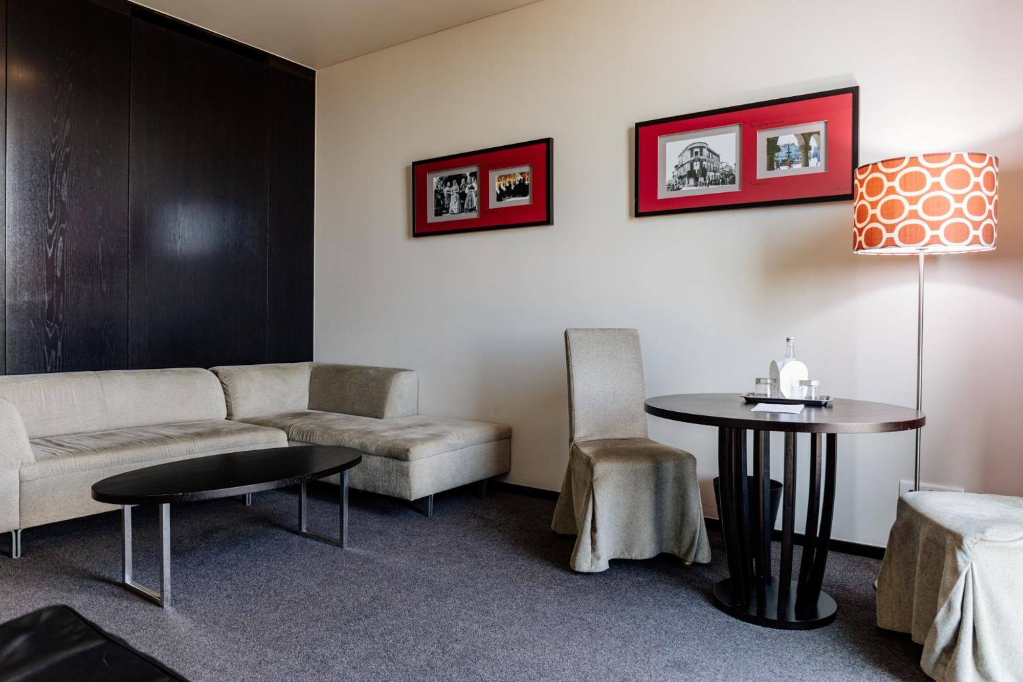Axis Viana Business &