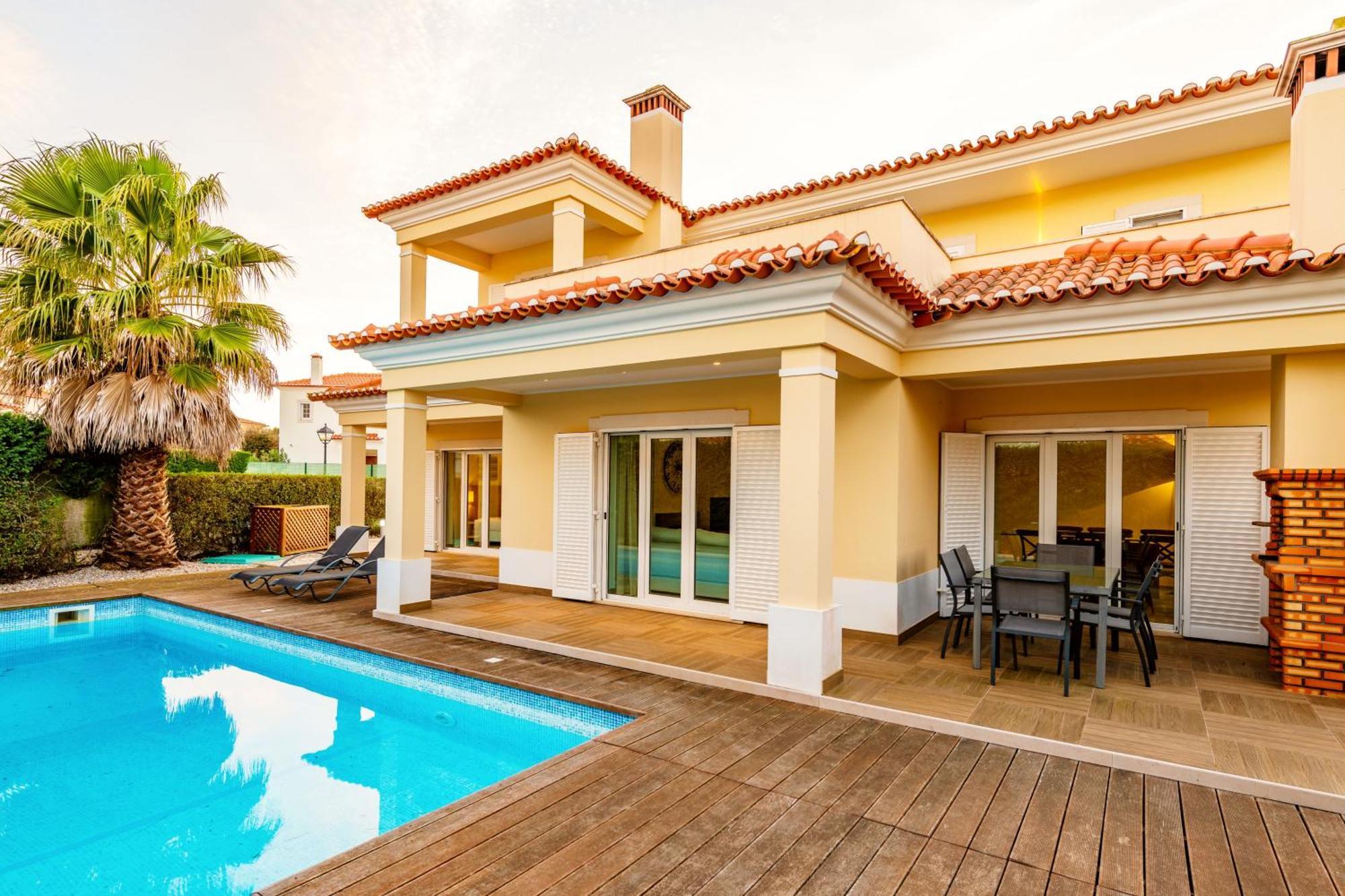 The Village - D'el Rey Golf &