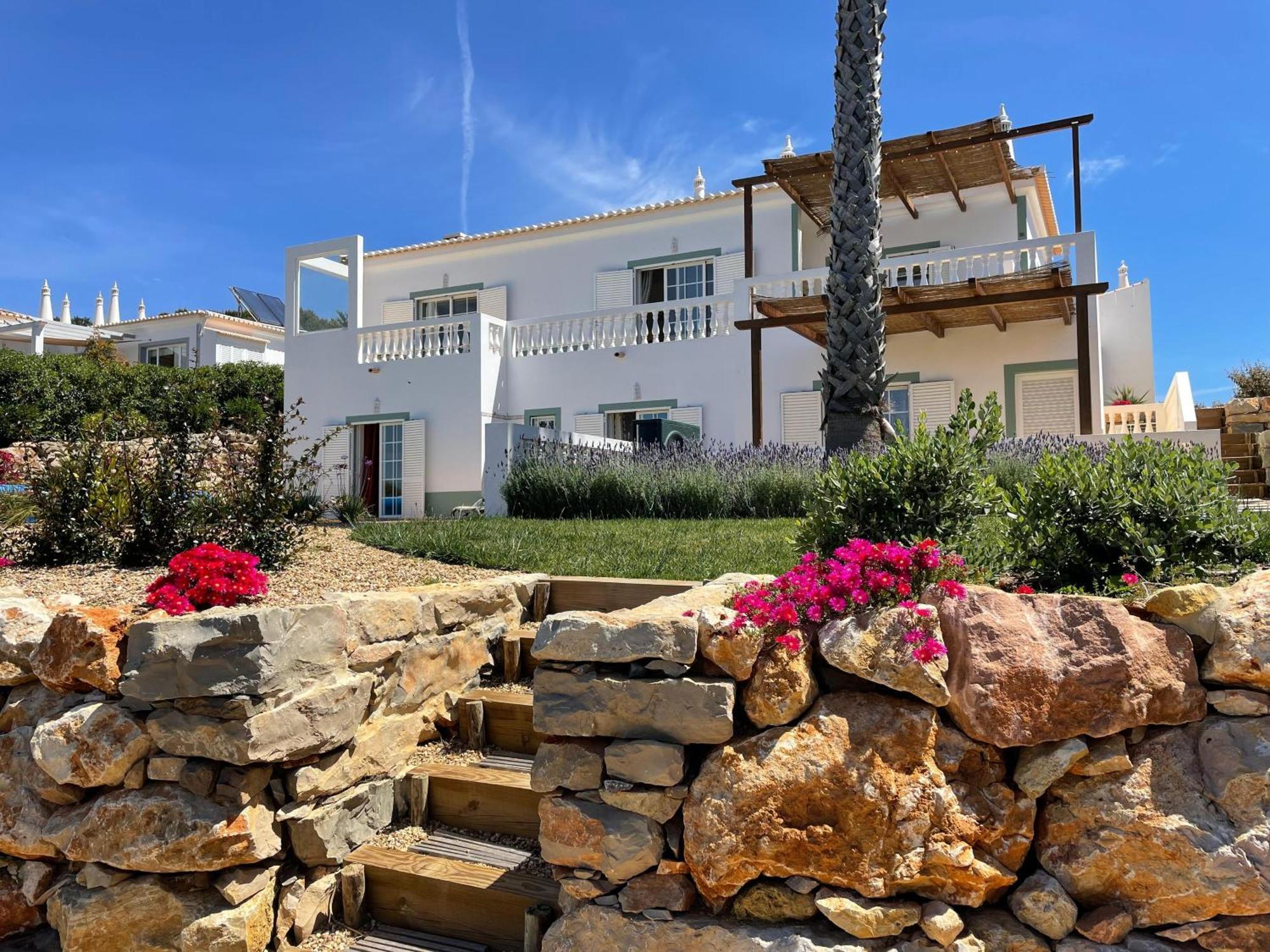 Stunning With Pool & View Near