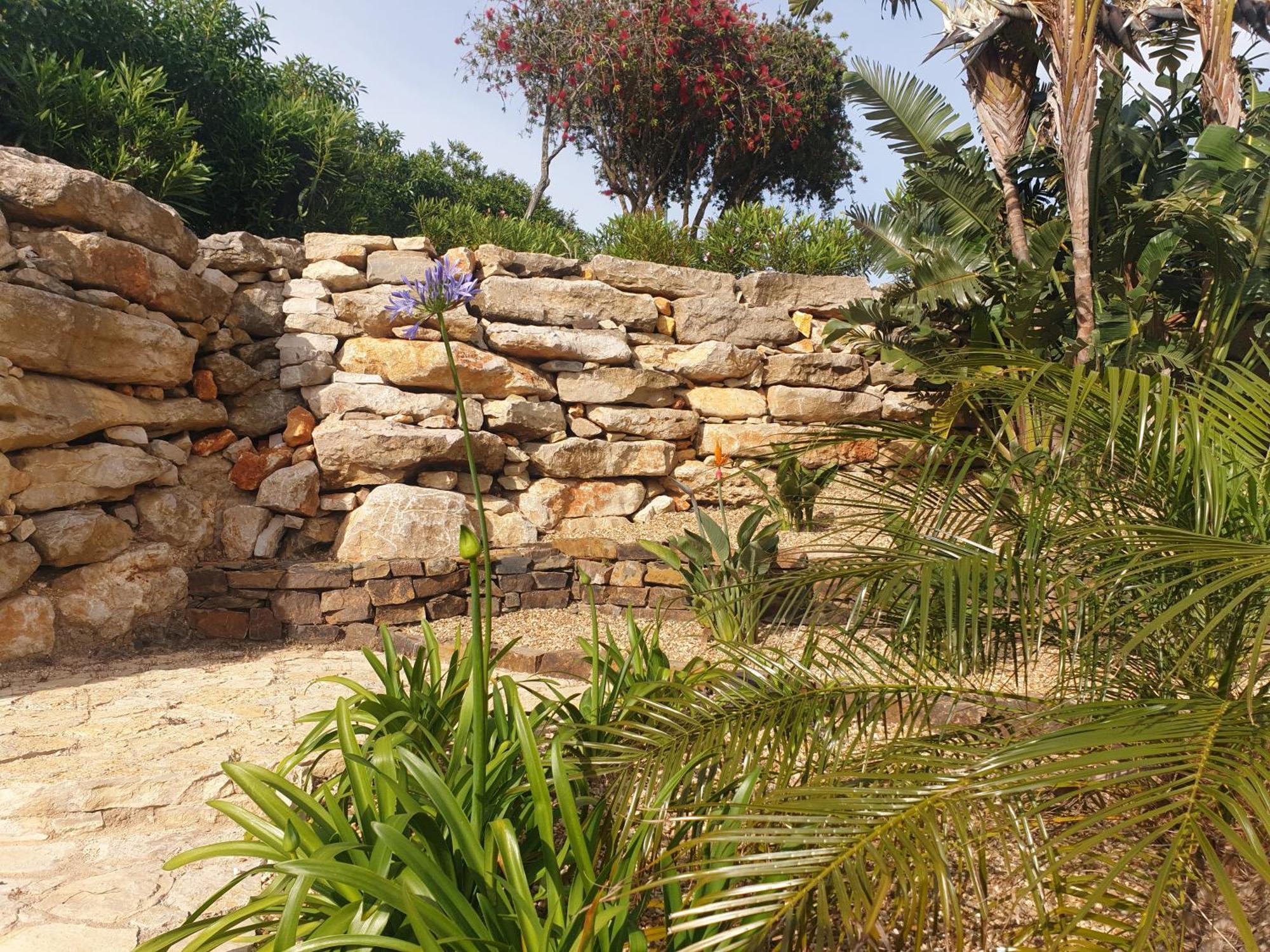 Stunning With Pool & View Near