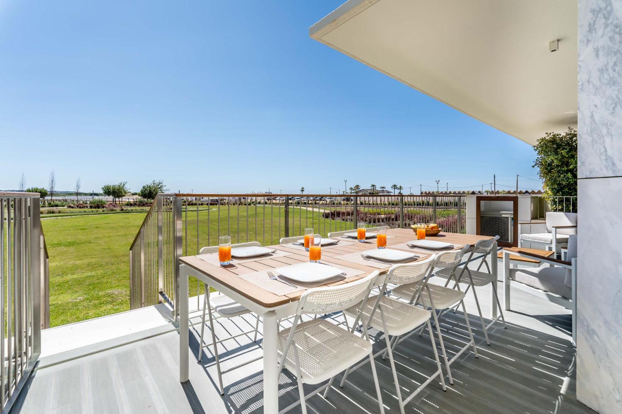 Beachfront Garden & - Indoor And Outdoor Pool