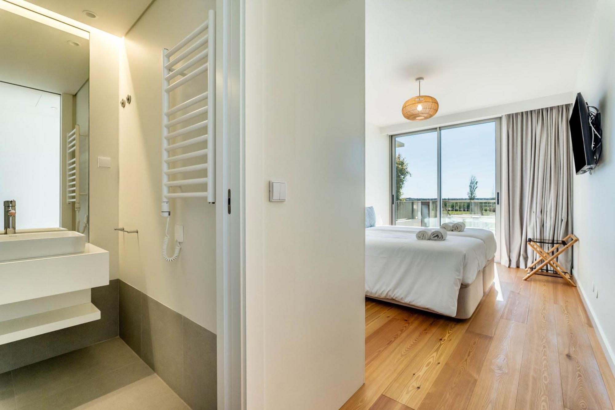 Beachfront Garden & - Indoor And Outdoor Pool Apartment