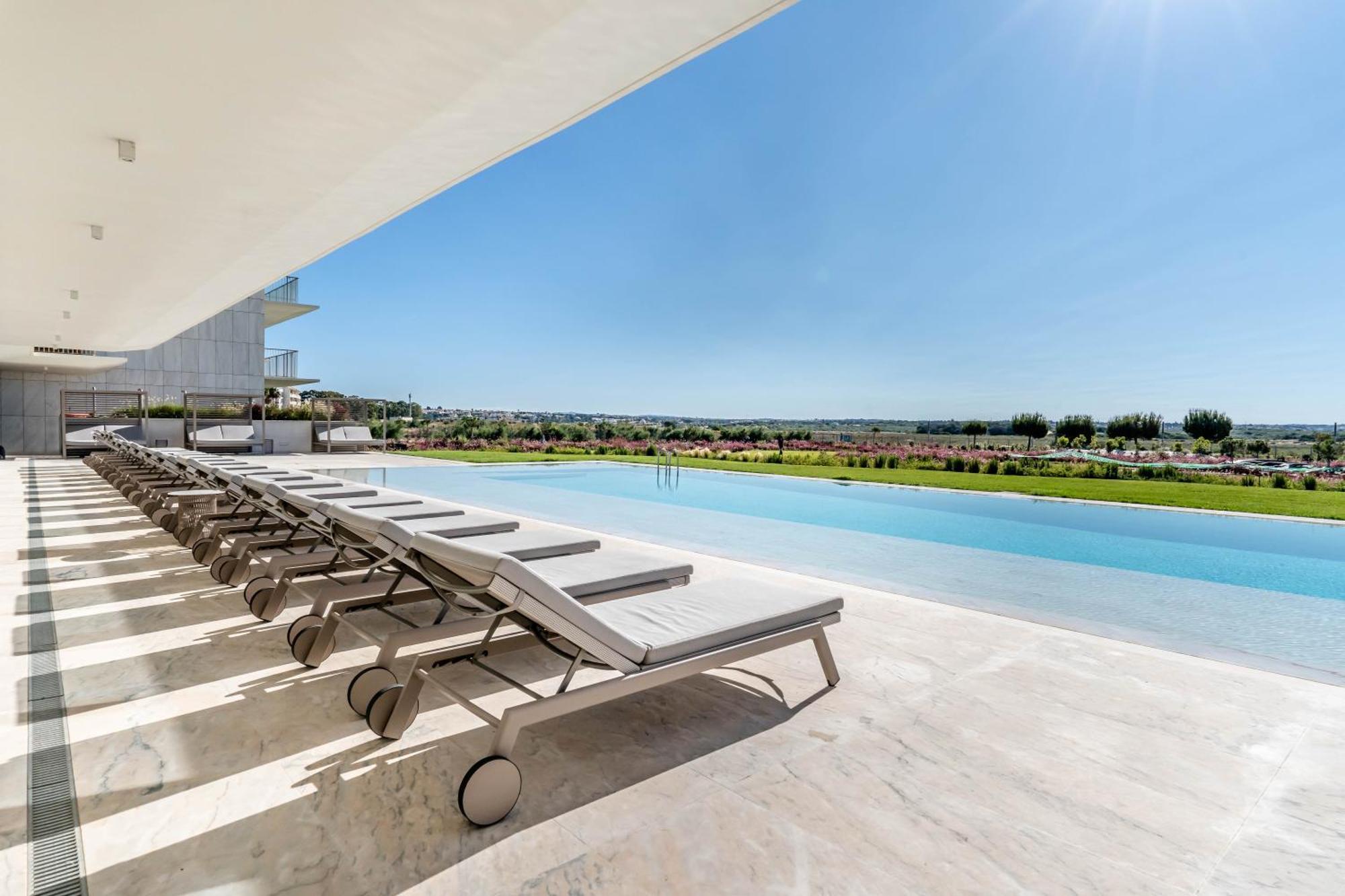 Apartment Beachfront Garden & - Indoor And Outdoor Pool