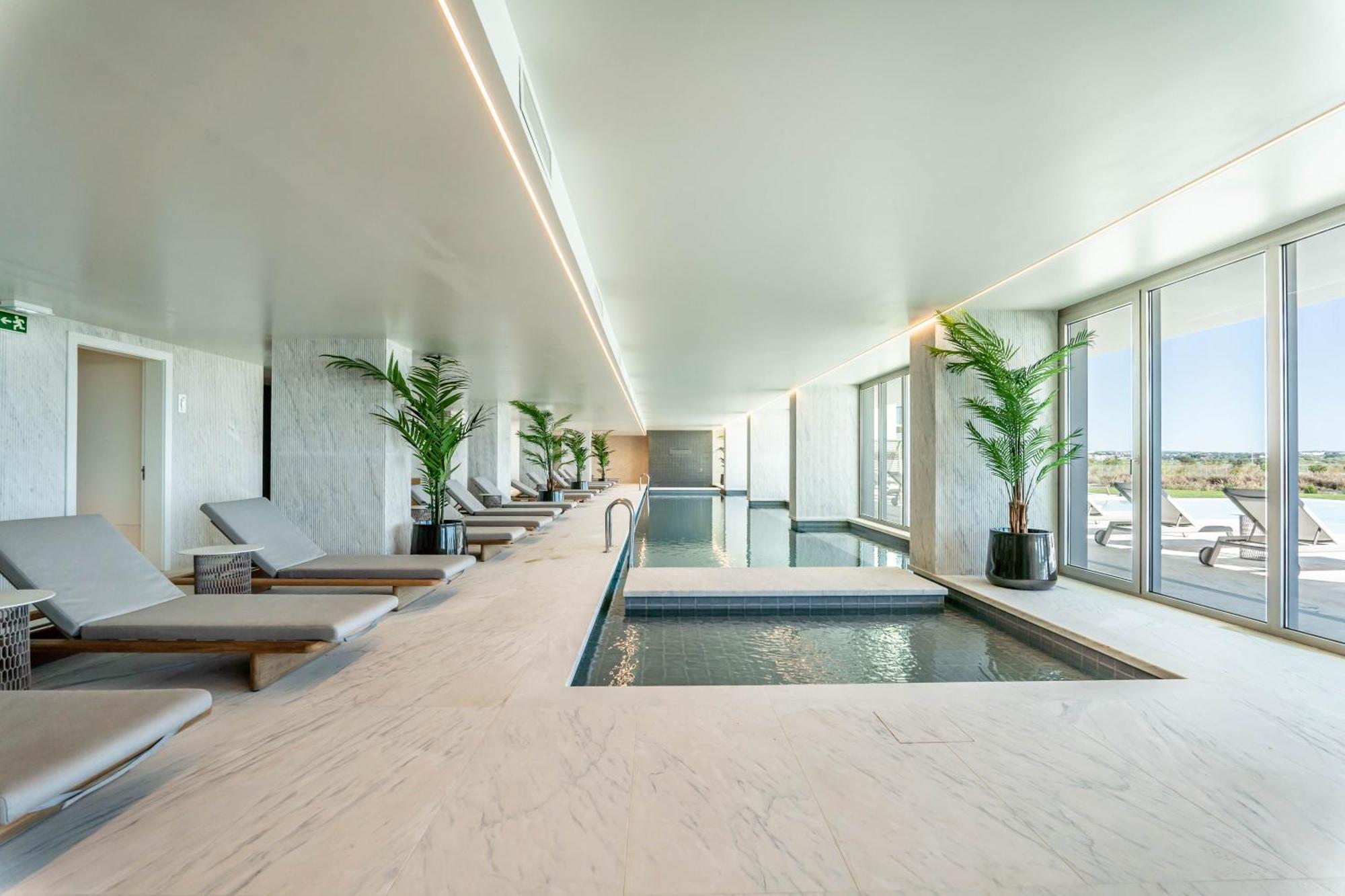 Beachfront Garden & - Indoor And Outdoor Pool Apartment *