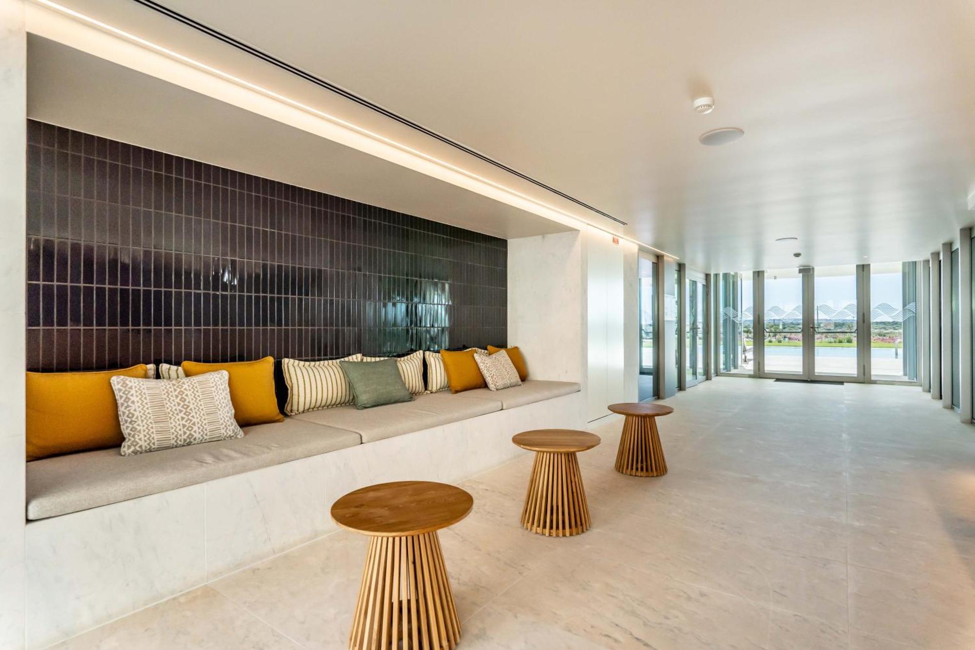 Beachfront Garden & - Indoor And Outdoor Pool