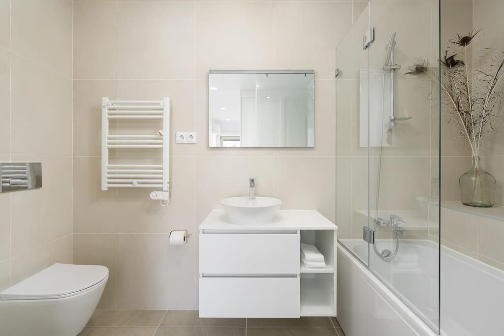 Apartment Hibisco Is A Modern Apartment, 5min Walk To Praia Da Luz