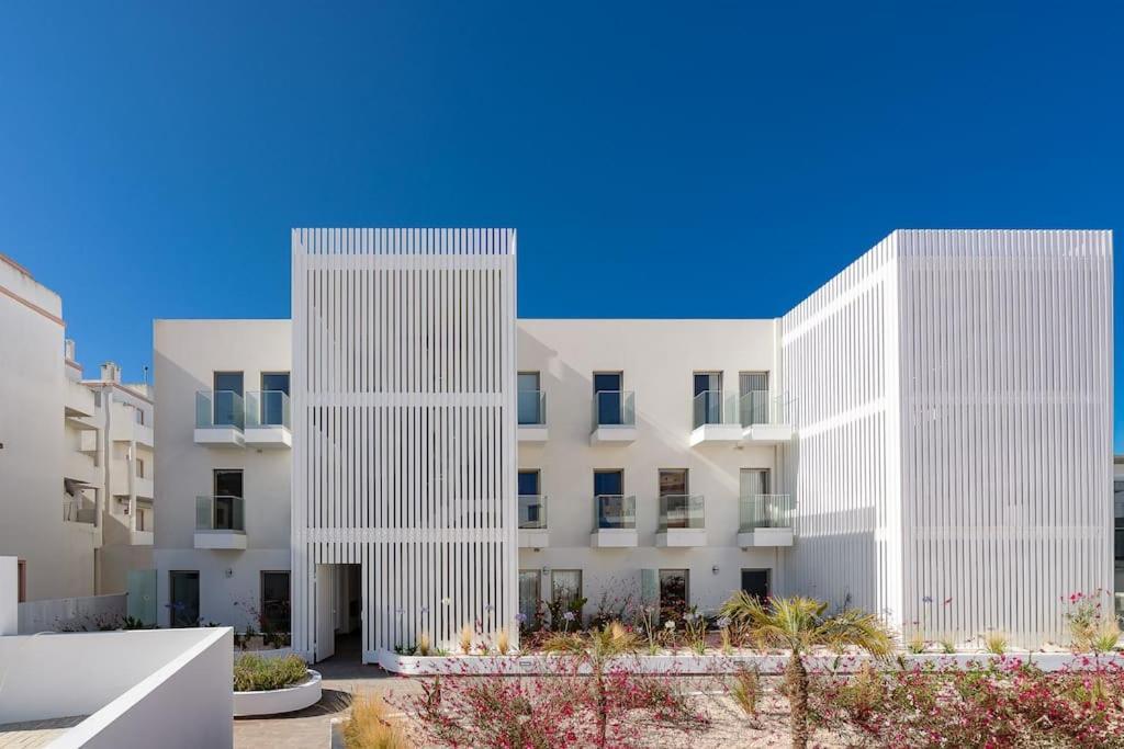 Apartment Hibisco Is A Modern Apartment, 5min Walk To Praia Da Luz