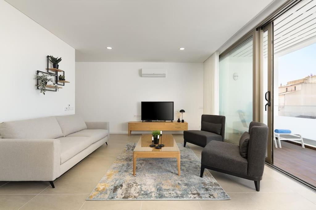 Apartment Hibisco Is A Modern Apartment, 5min Walk To *