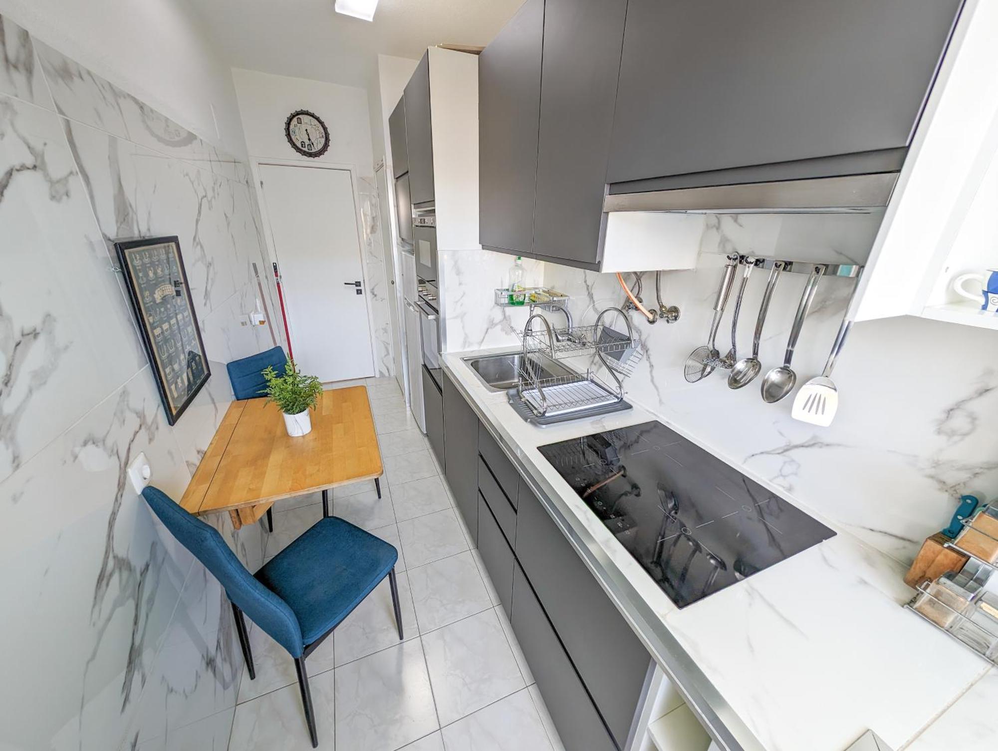 2 - 5 Mins From & Bars Apartment *