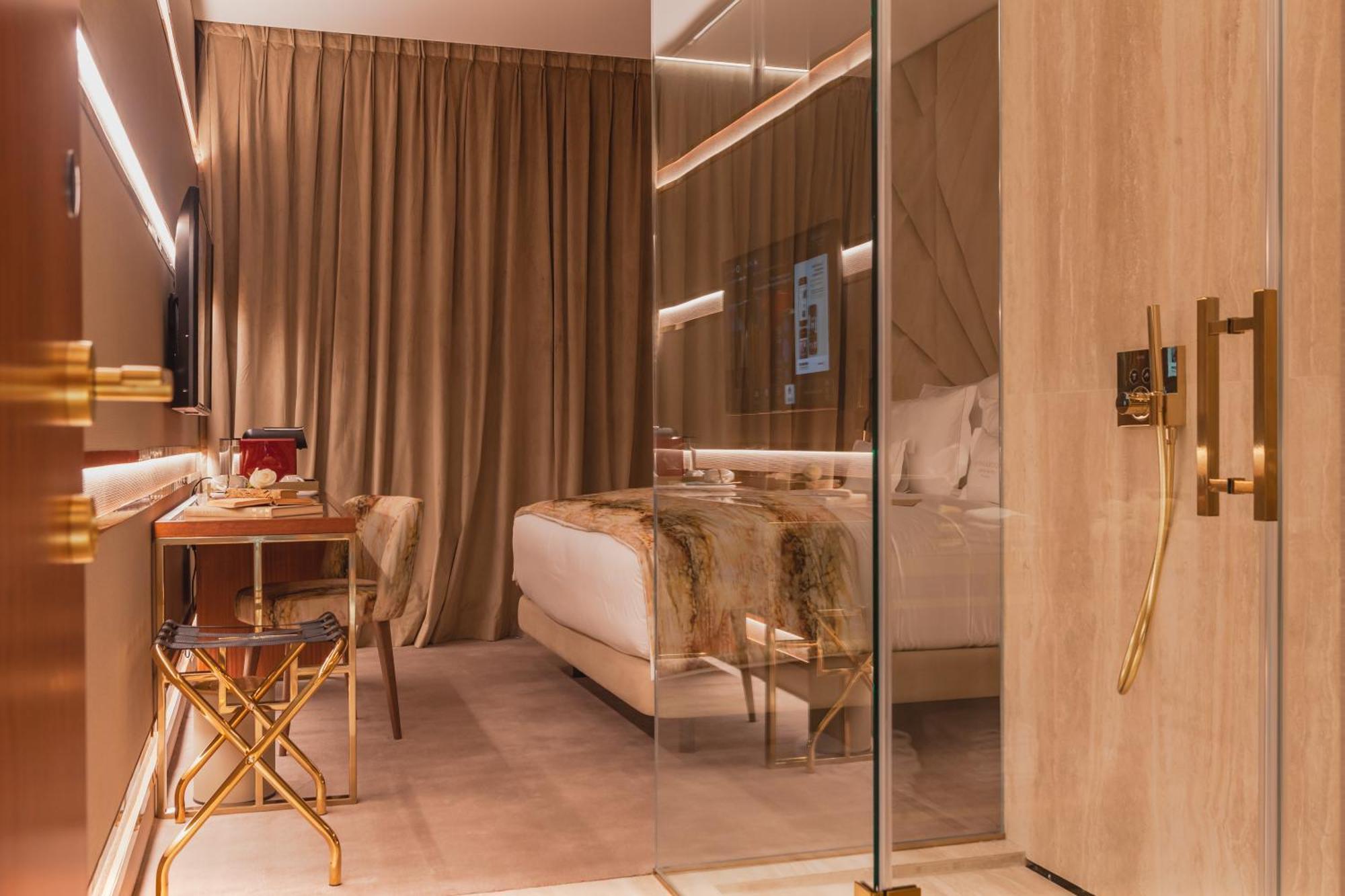 Hotel Wine & Books