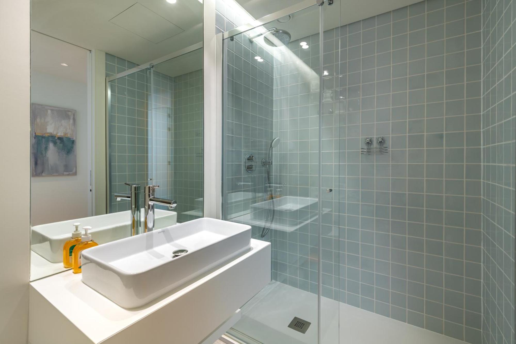 In The Beautiful Bayline Building - - Pool - Gym - - Pargo By Bedzy Apartment *