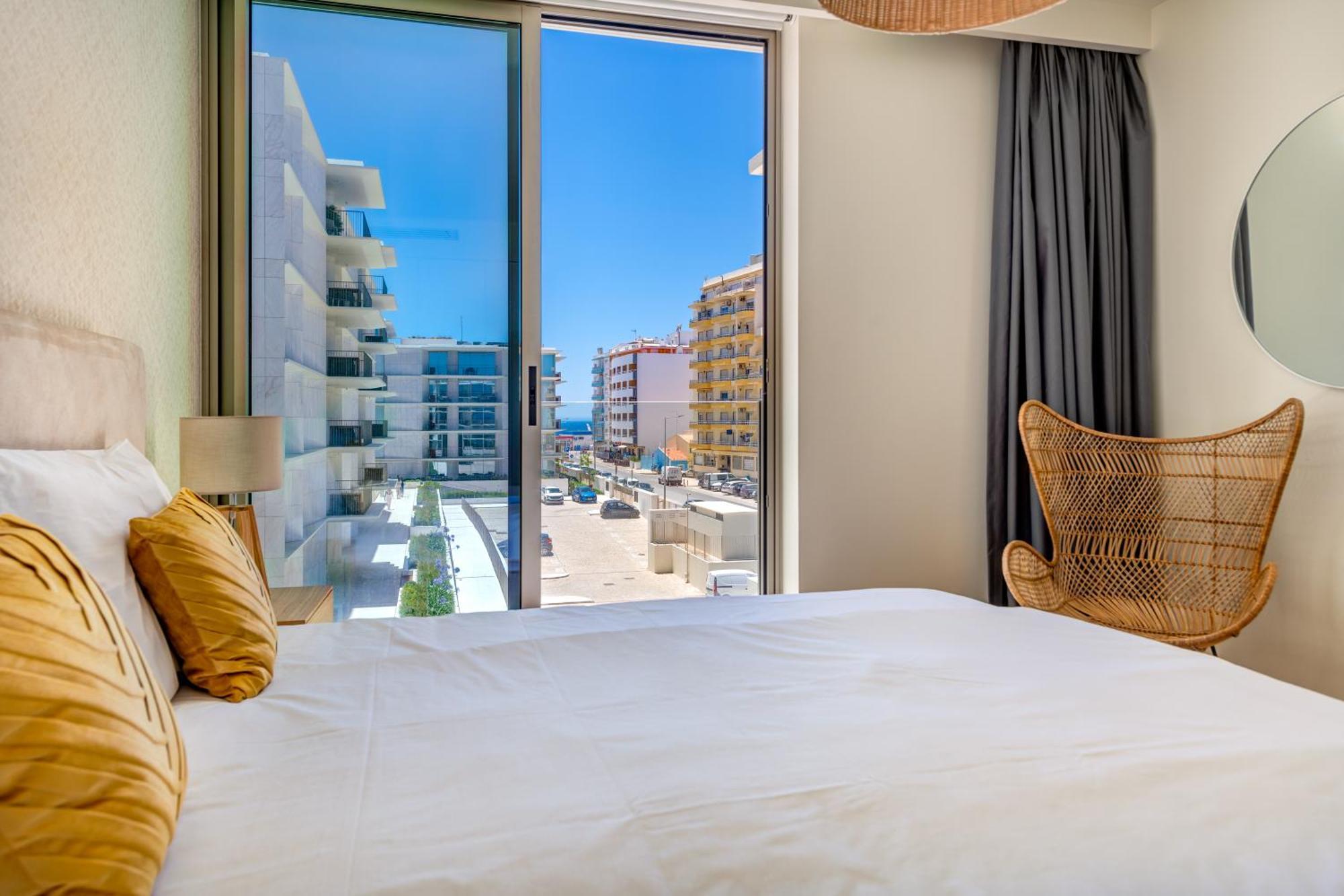 In The Beautiful Bayline Building - - Pool - Gym - - Pargo By Bedzy