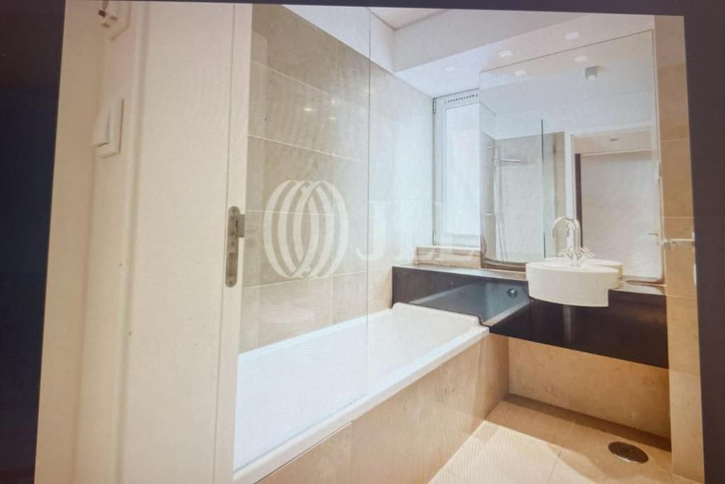 Apartment At The Longest White Troia