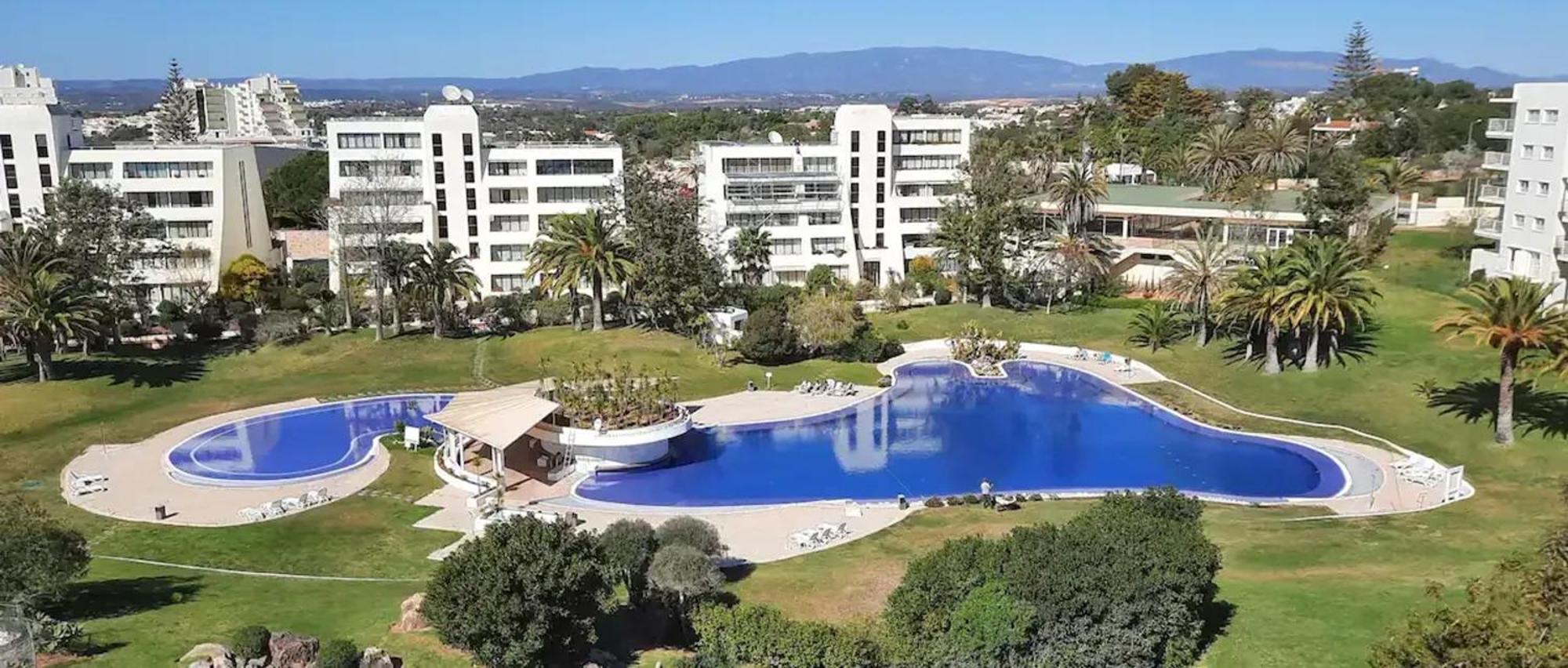Apartment Oasis: Spacious With Shared Pool