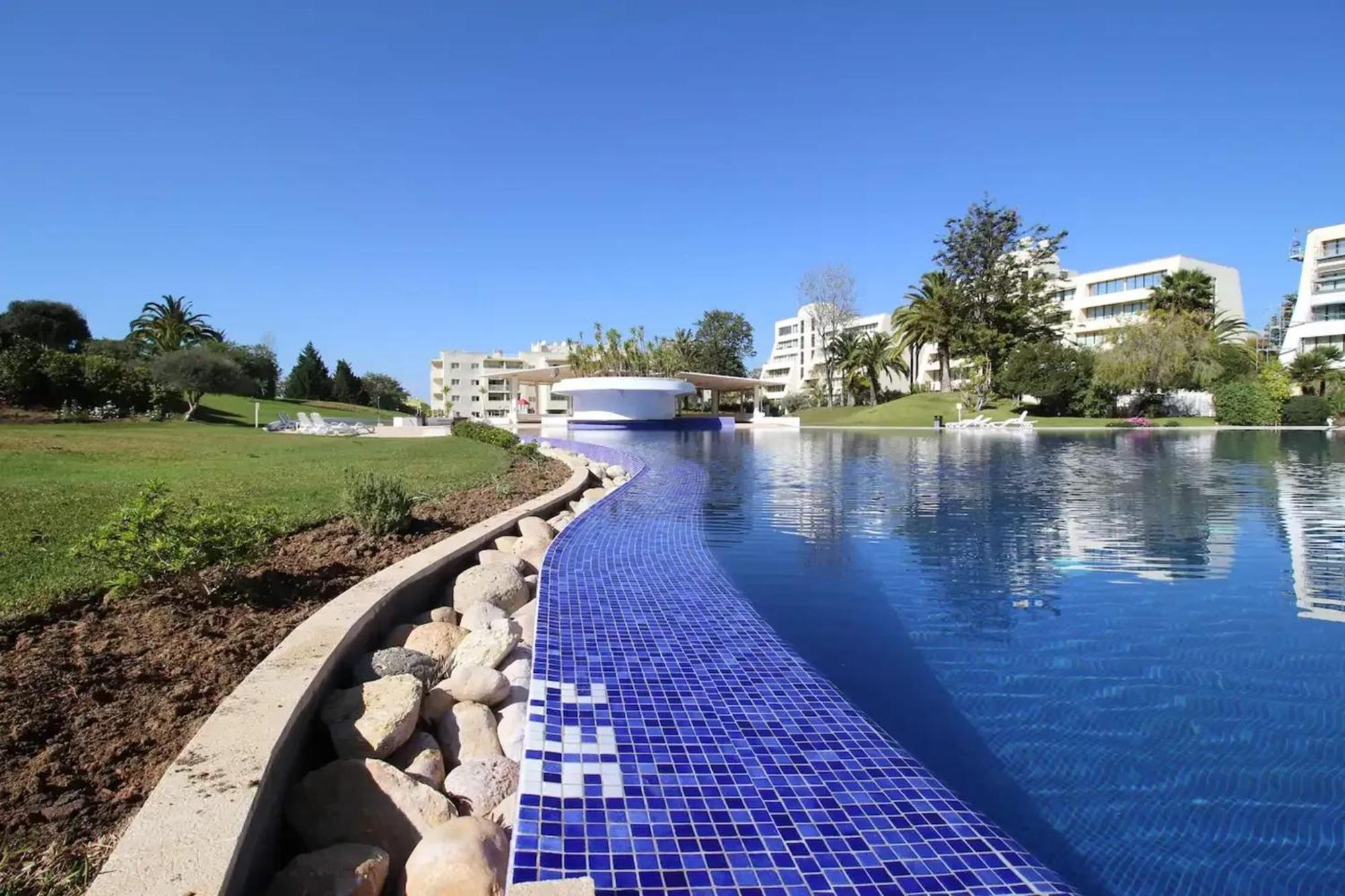 Oasis: Spacious With Shared Pool * Alvor