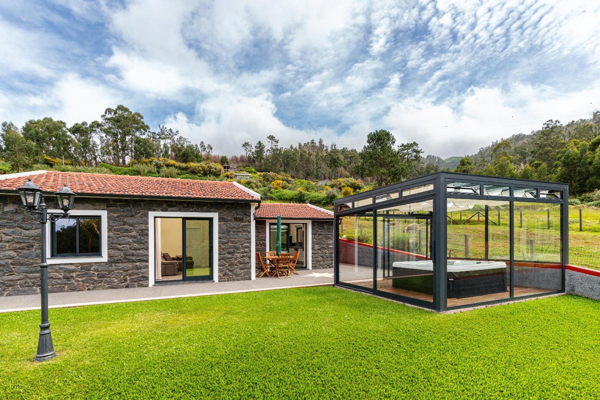Florencas House - Private Jacuzzi & Garden * Calheta (Madeira)