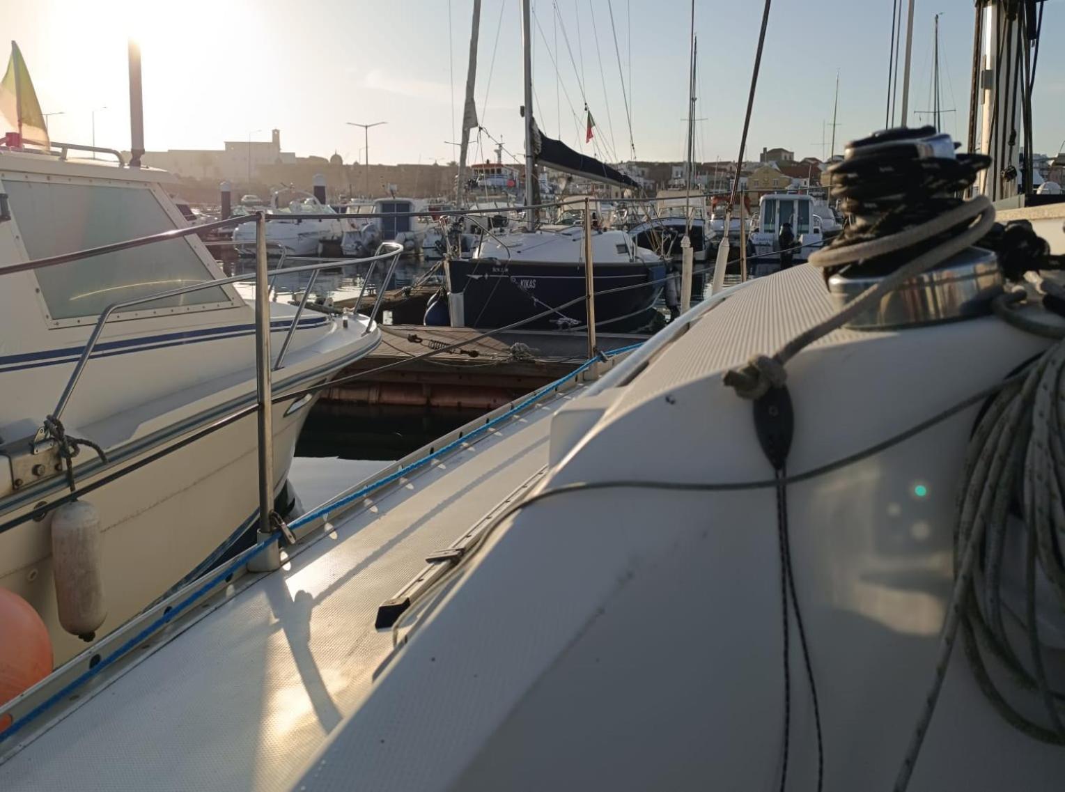 Botel Barco A Vela Em - West Sailing