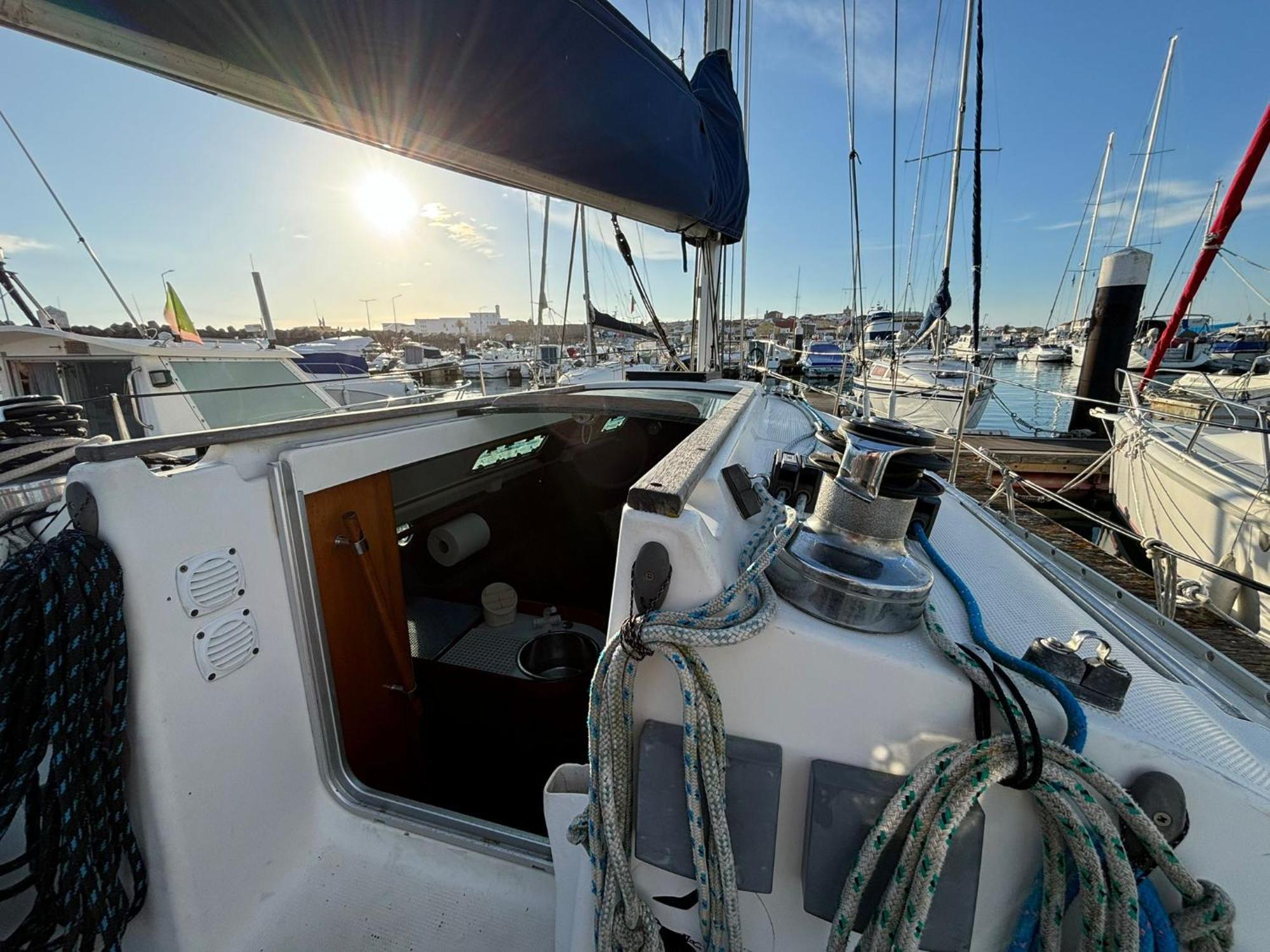 Botel Barco A Vela Em - West Sailing