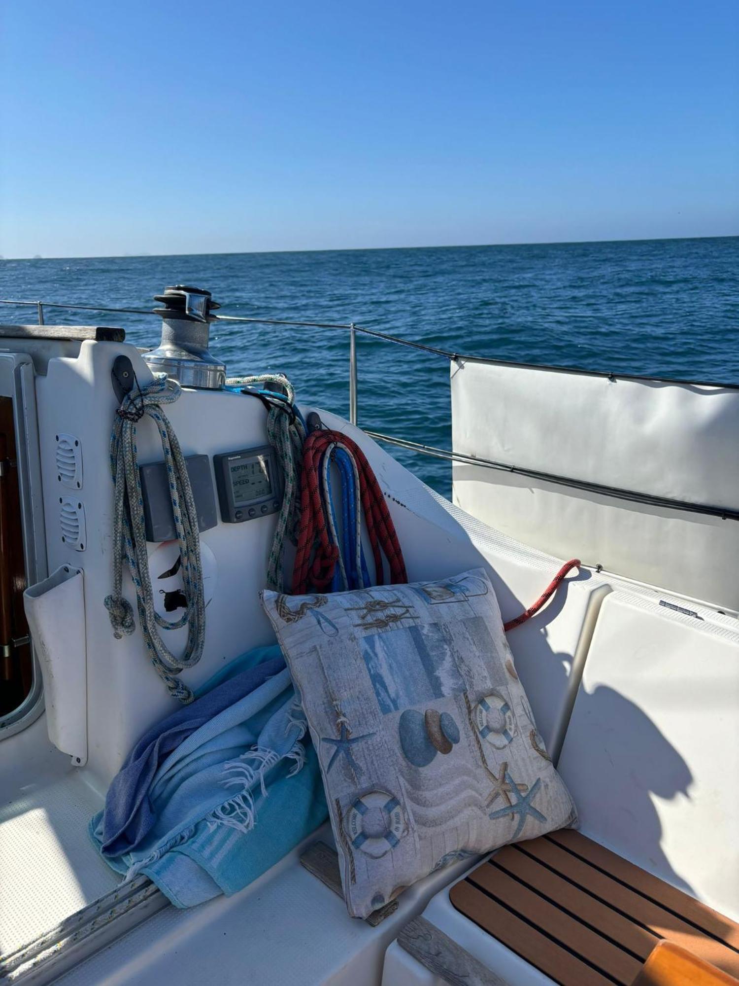 Botel Barco A Vela Em - West Sailing