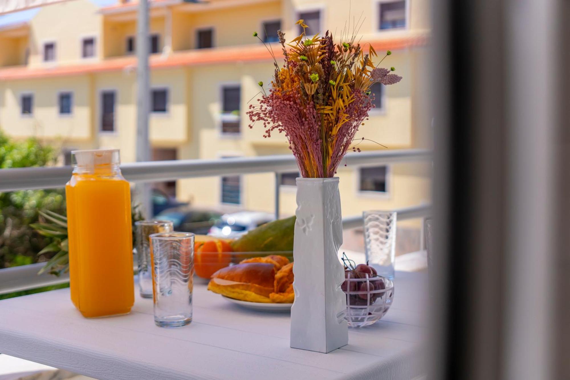 Close To The Sea, To Lisbon And To Your Heart Apartment *