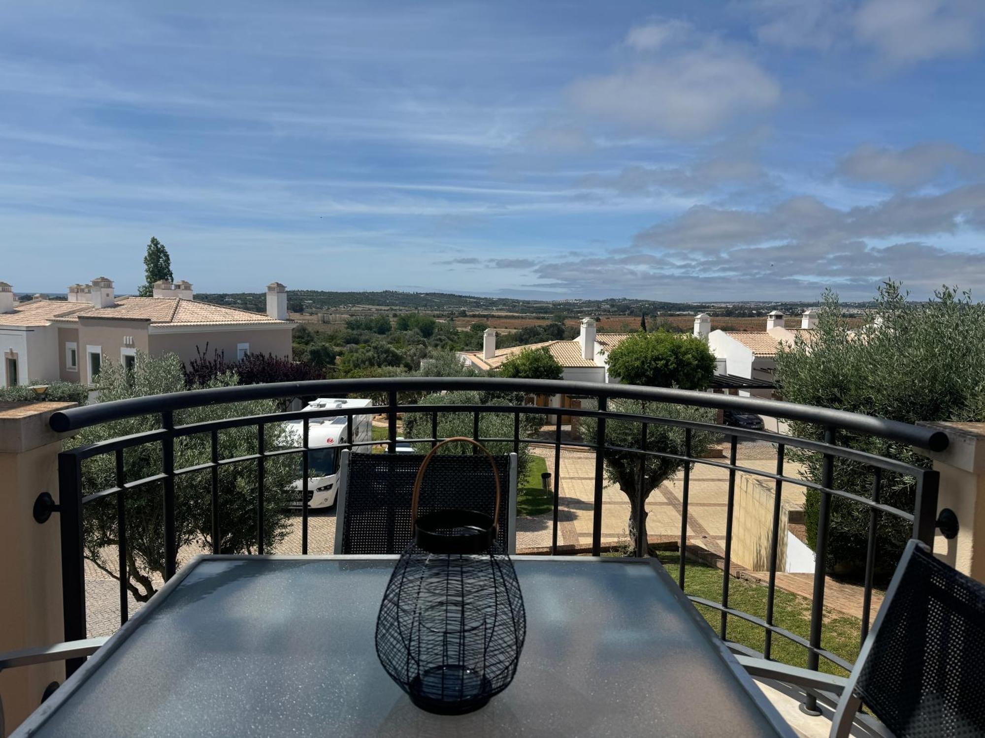 Lovely 3 Bedroom With Pool In Great Location