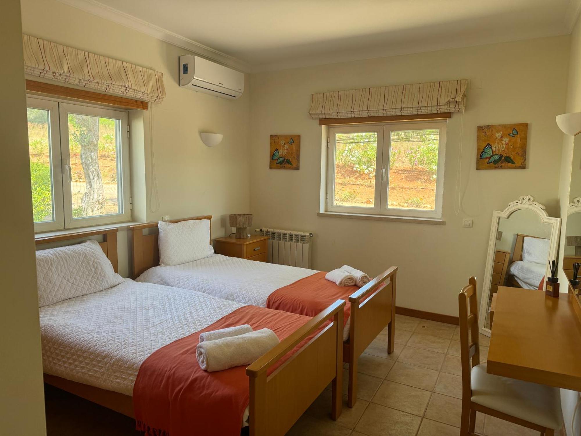 Lovely 3 Bedroom With Pool In Great Location *