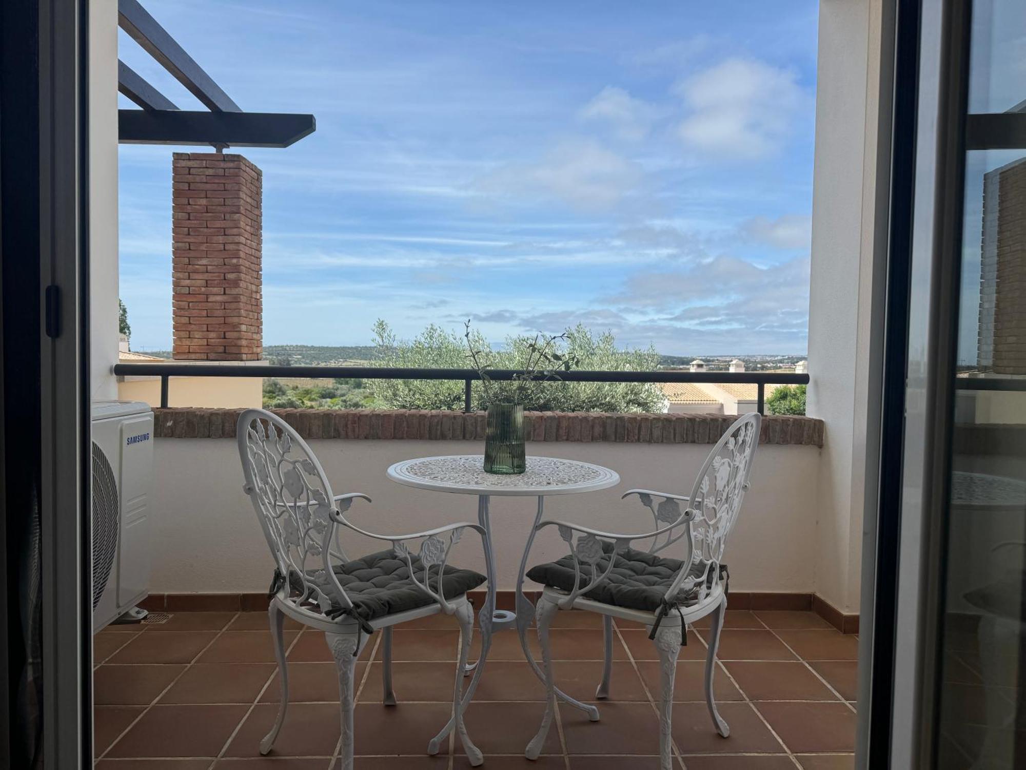 Lovely 3 Bedroom With Pool In Great Location *