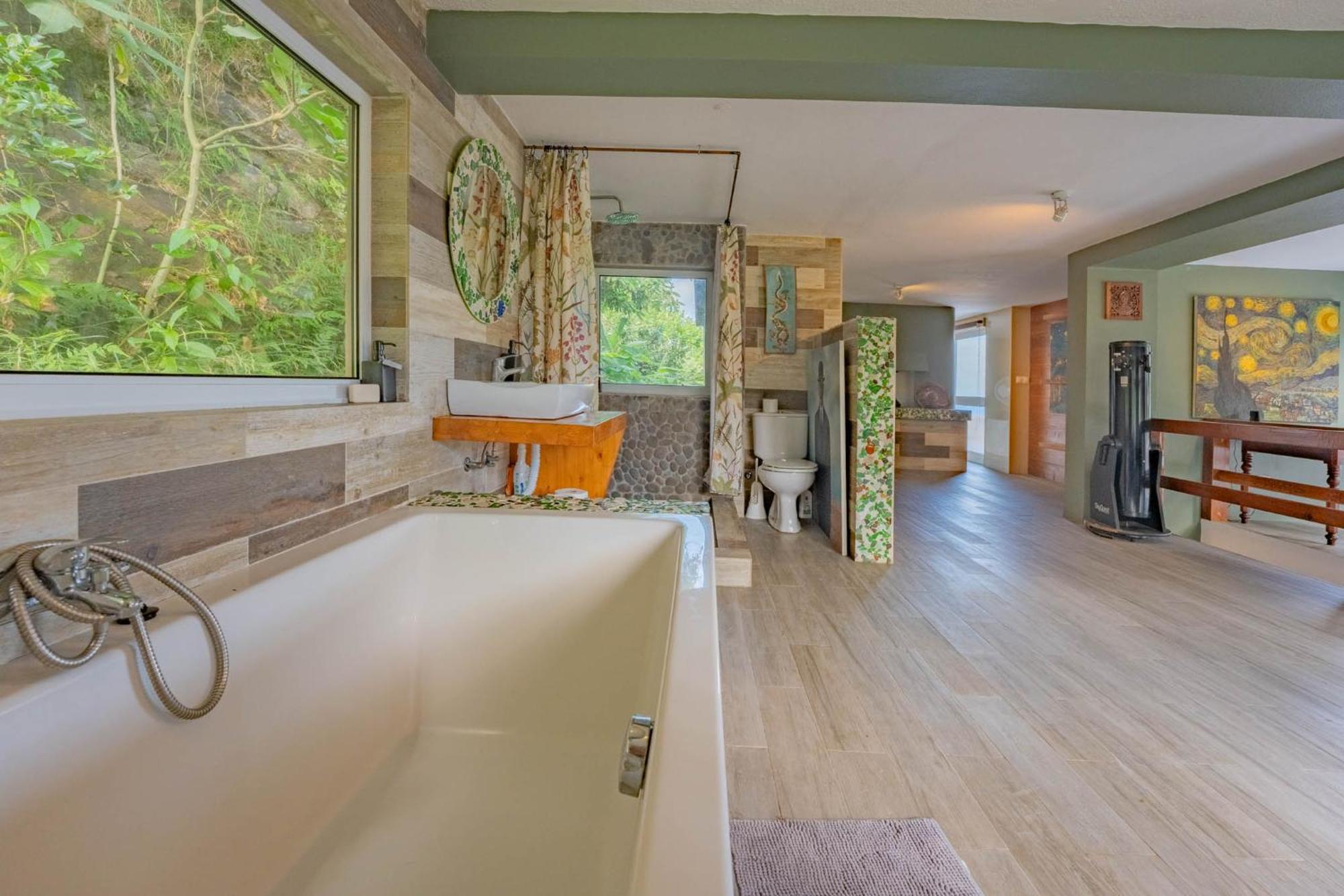 Flores Garden Retreat *