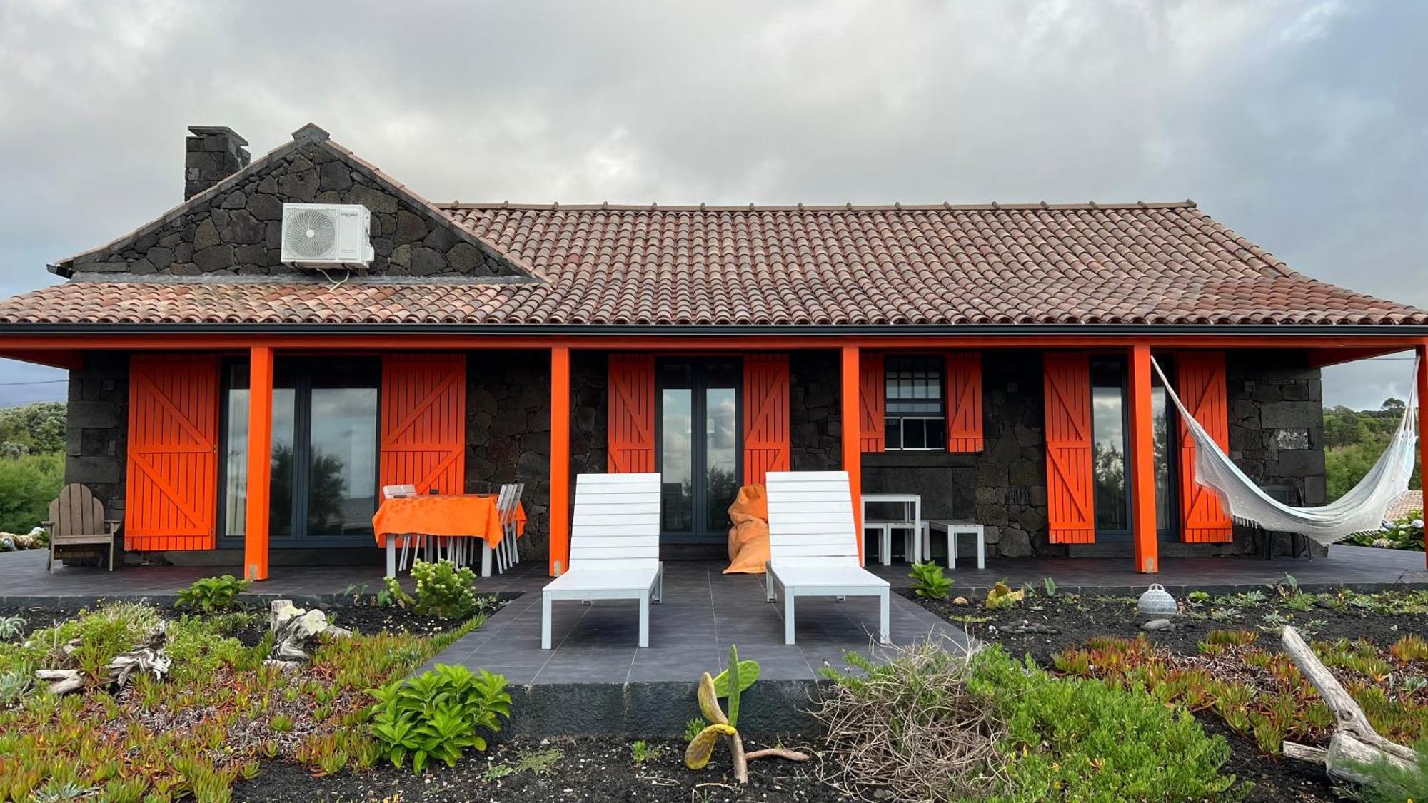 Villa Casa Baleia Laranja Ocean-front Madalena (Azores)
