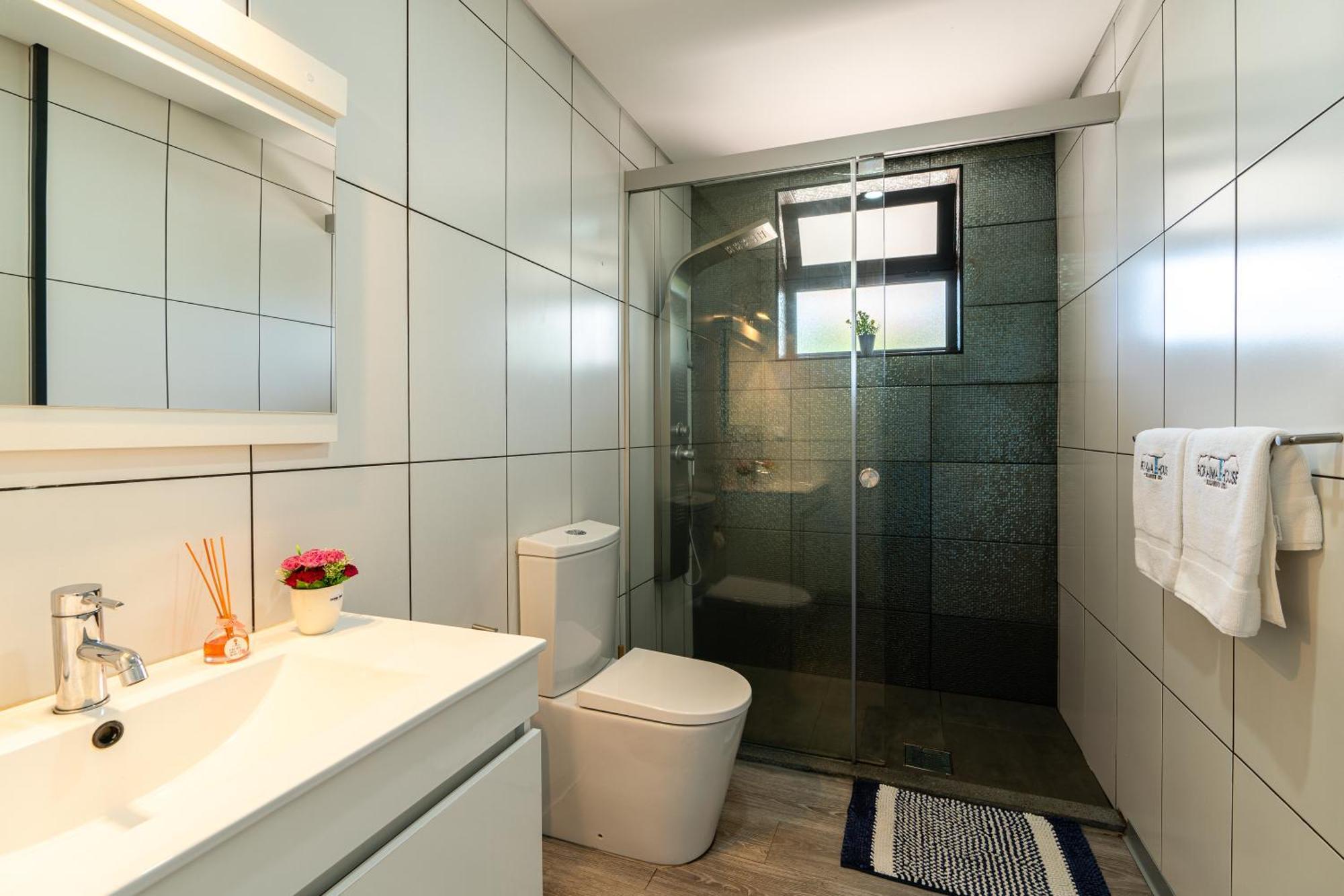 Vakantiehuis Roraima House - Private Pool & Garden