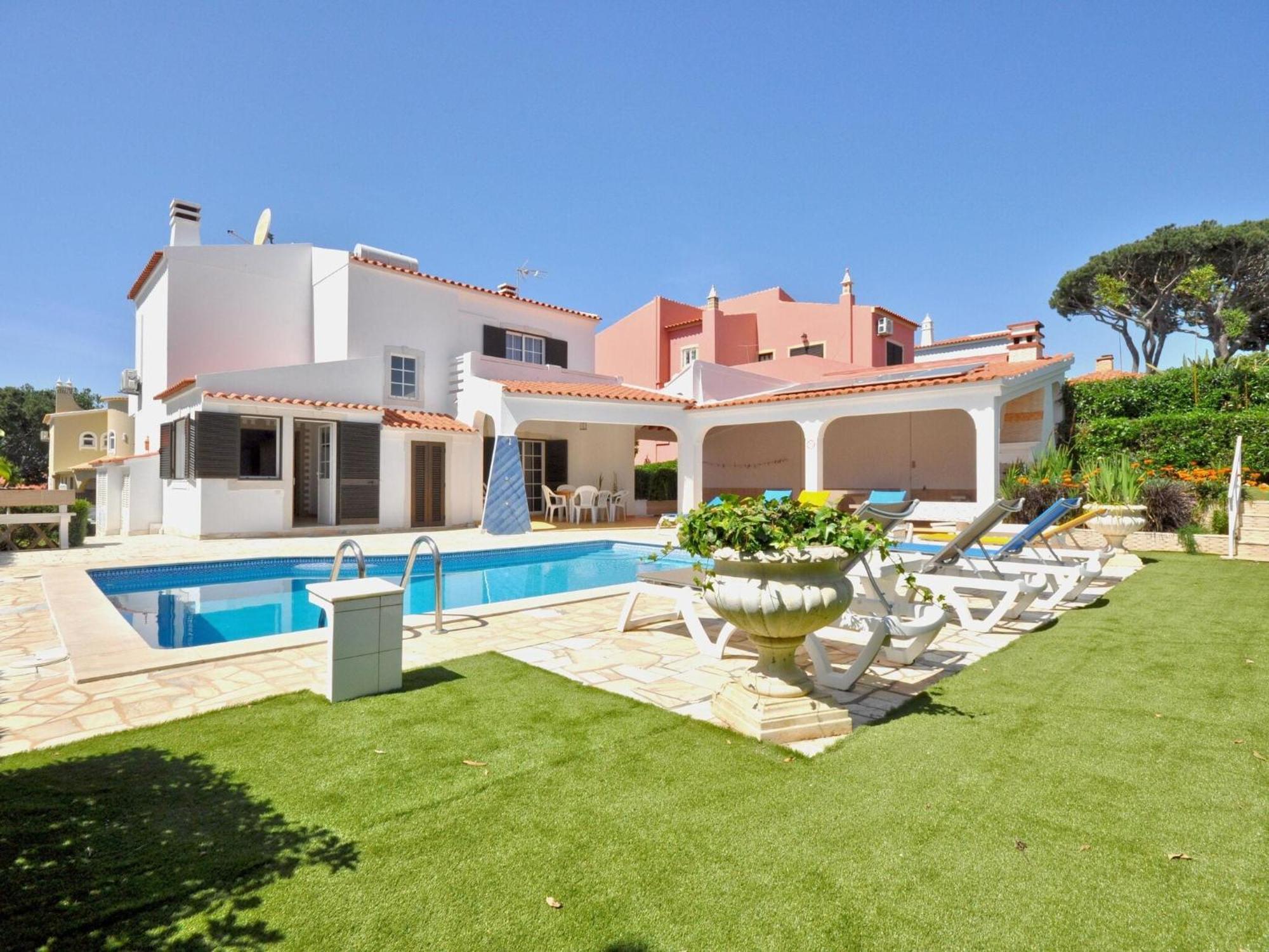 Spacious In The Typical Portuguese Style With Private Swimming Pool Near *
