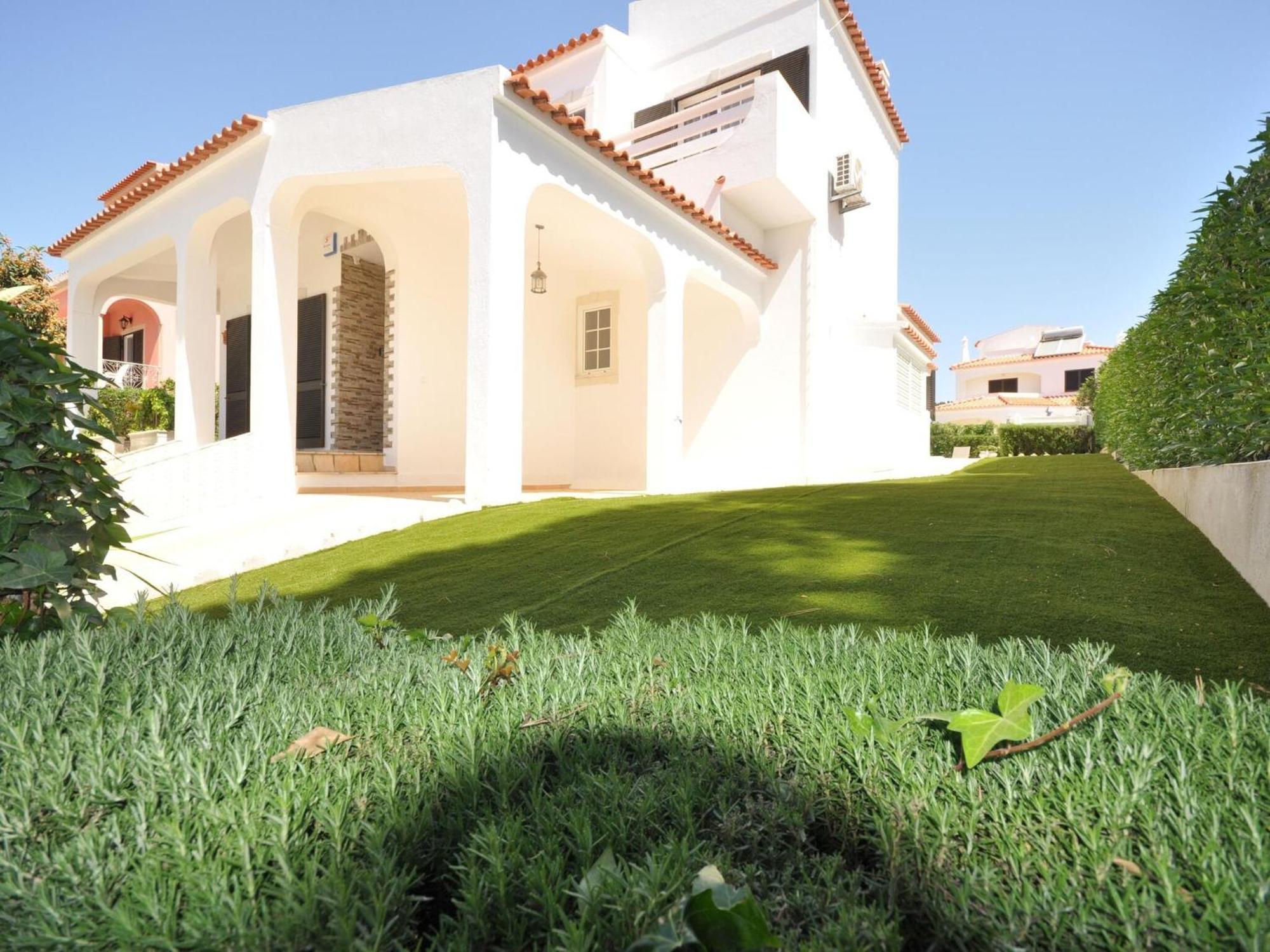 Spacious In The Typical Portuguese Style With Private Swimming Pool Near *