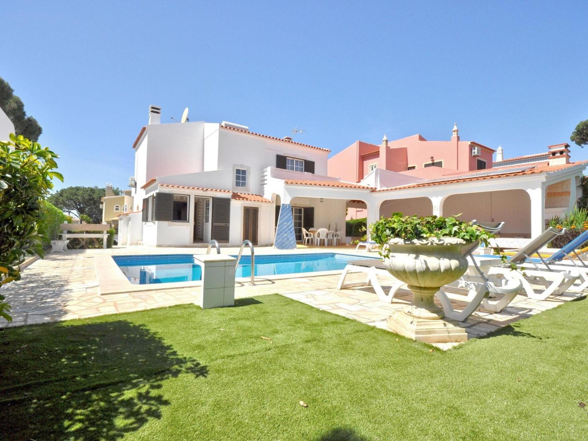 Holiday home Spacious In The Typical Portuguese Style With Private Swimming Pool Near *