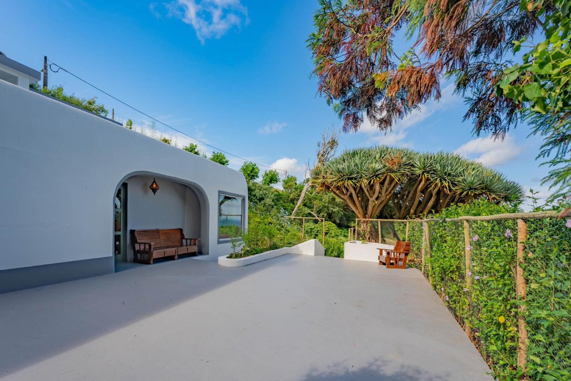 Flores Garden Retreat *