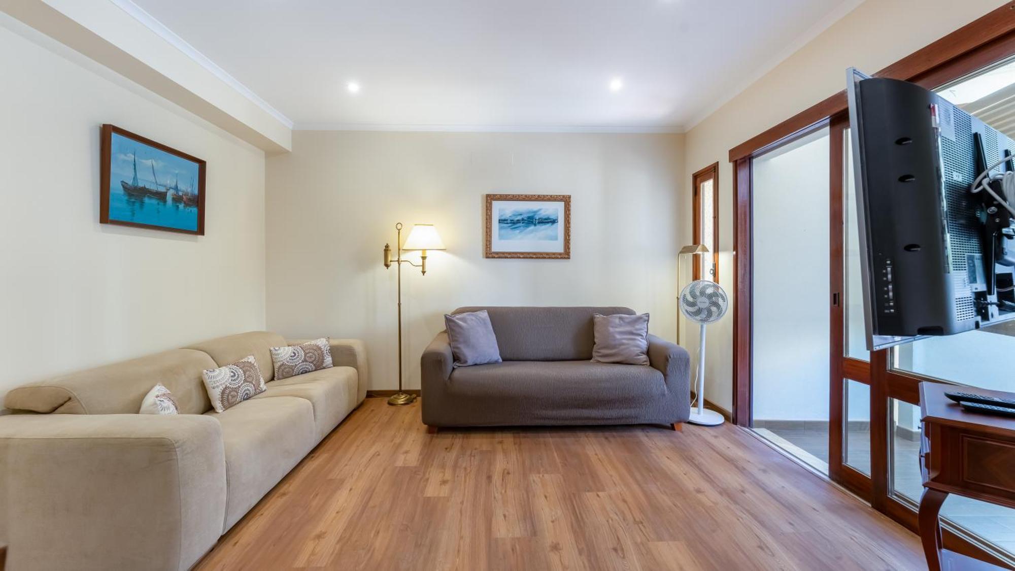 4 Bdr Flat With Balcony In Armacao By Lovelystay *