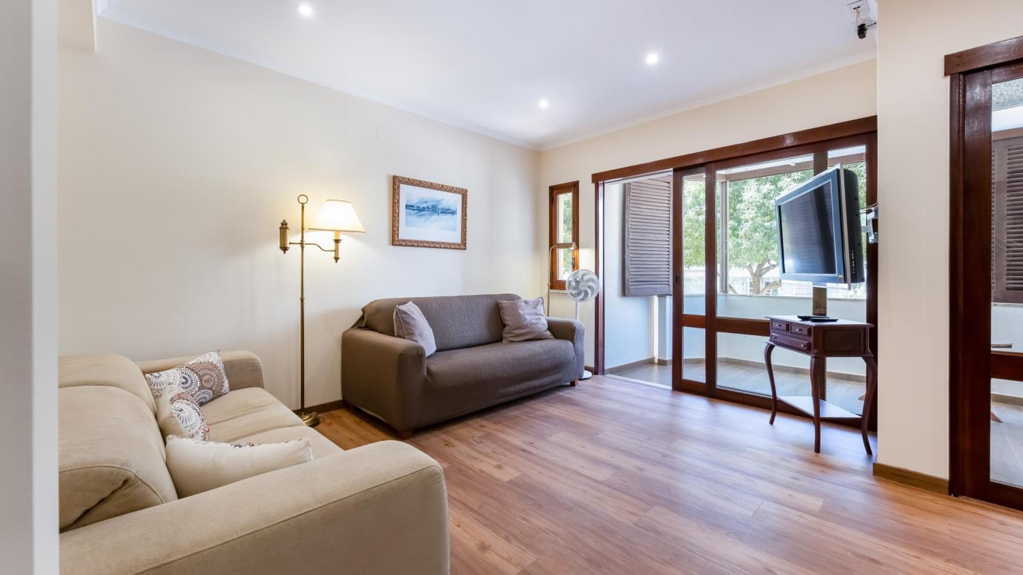 4 Bdr Flat With Balcony In Armacao By Lovelystay