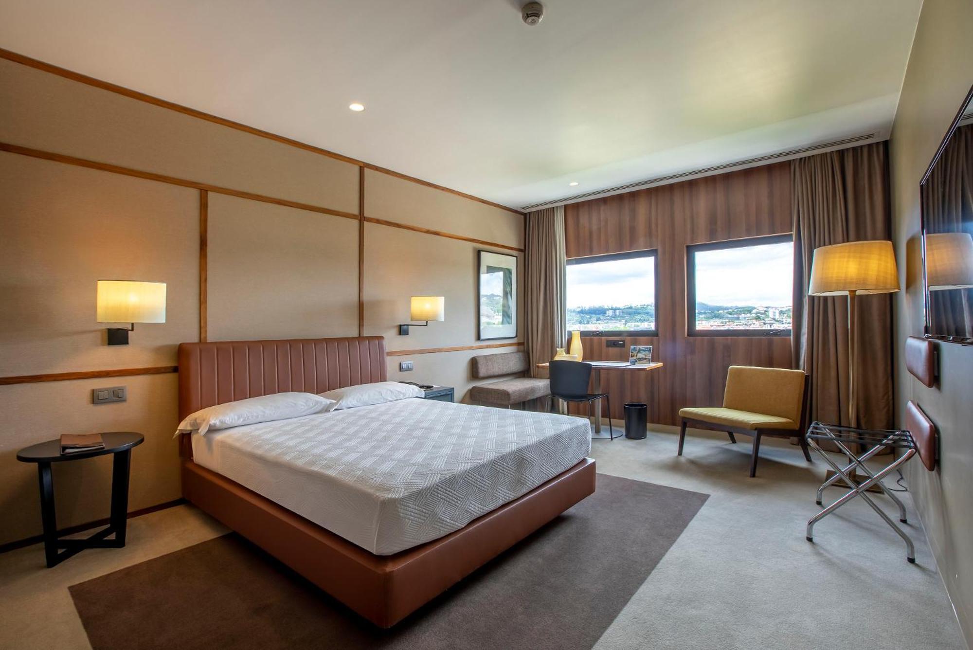 De Business & Hotel 4*