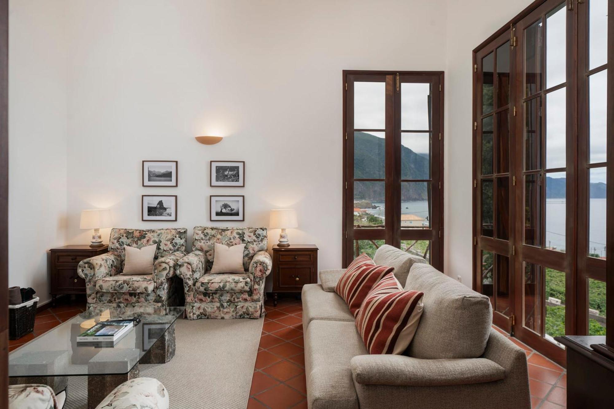 Casa Amarela Da Faja Da Areia By An Island