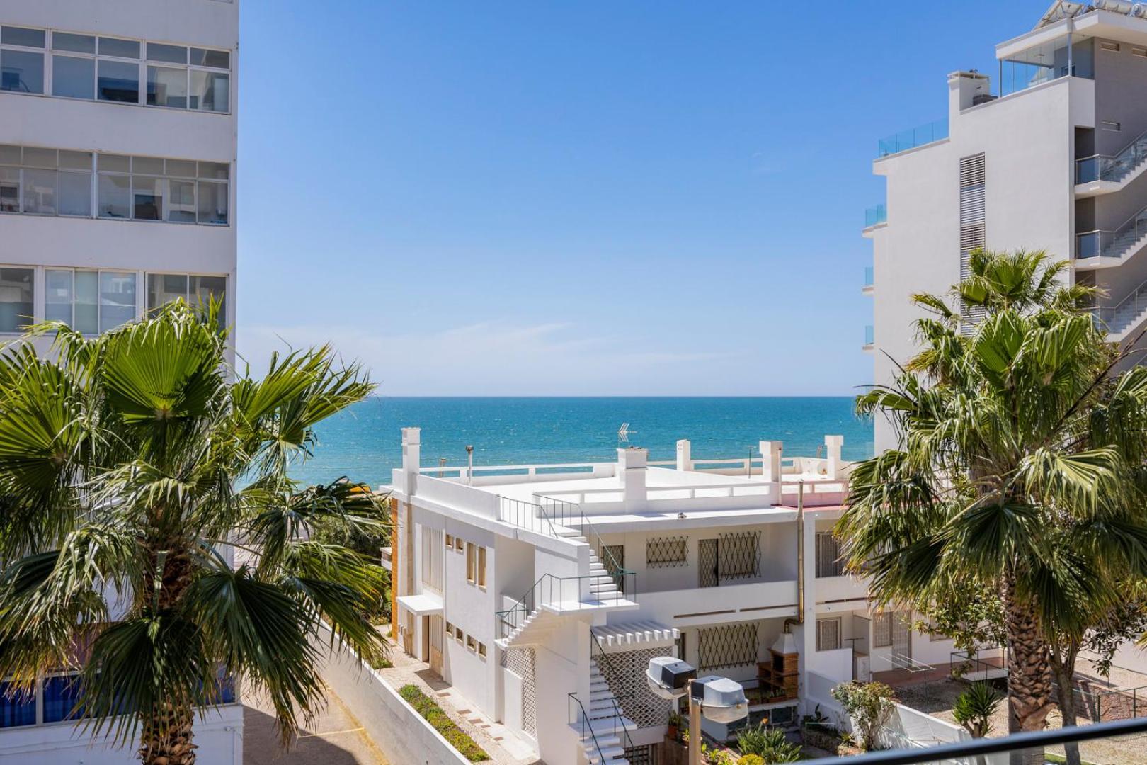 Stylish Modern Beachside With Pool & Seaview *