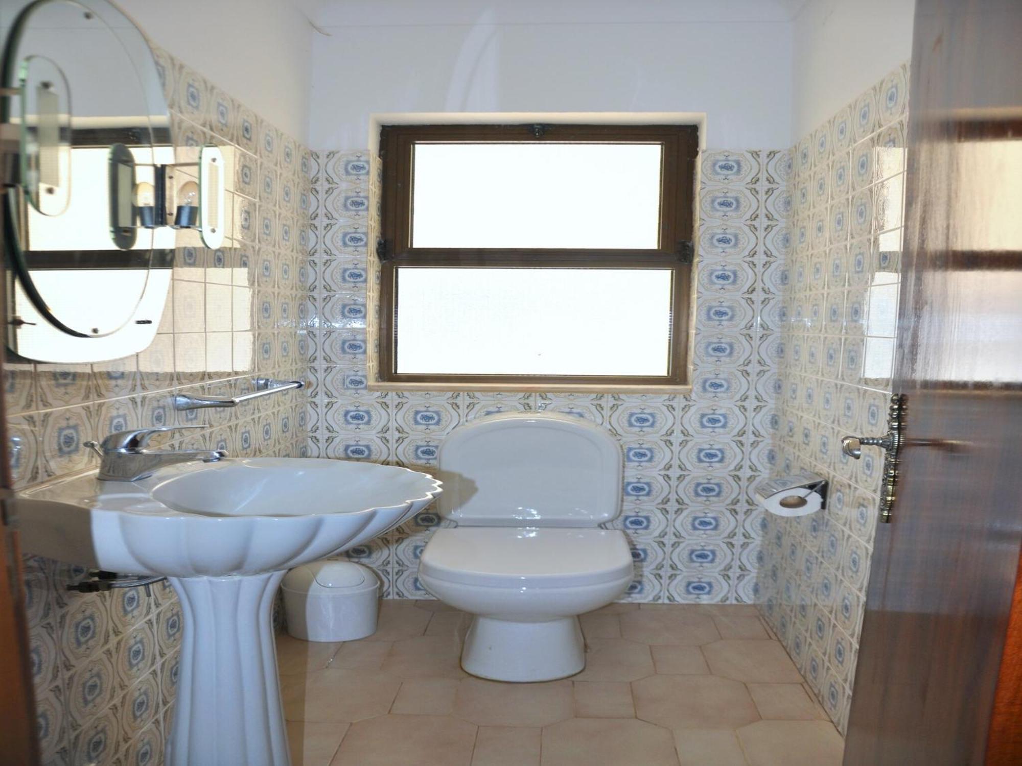 Spacious In The Typical Portuguese Style With Private Swimming Pool Near *