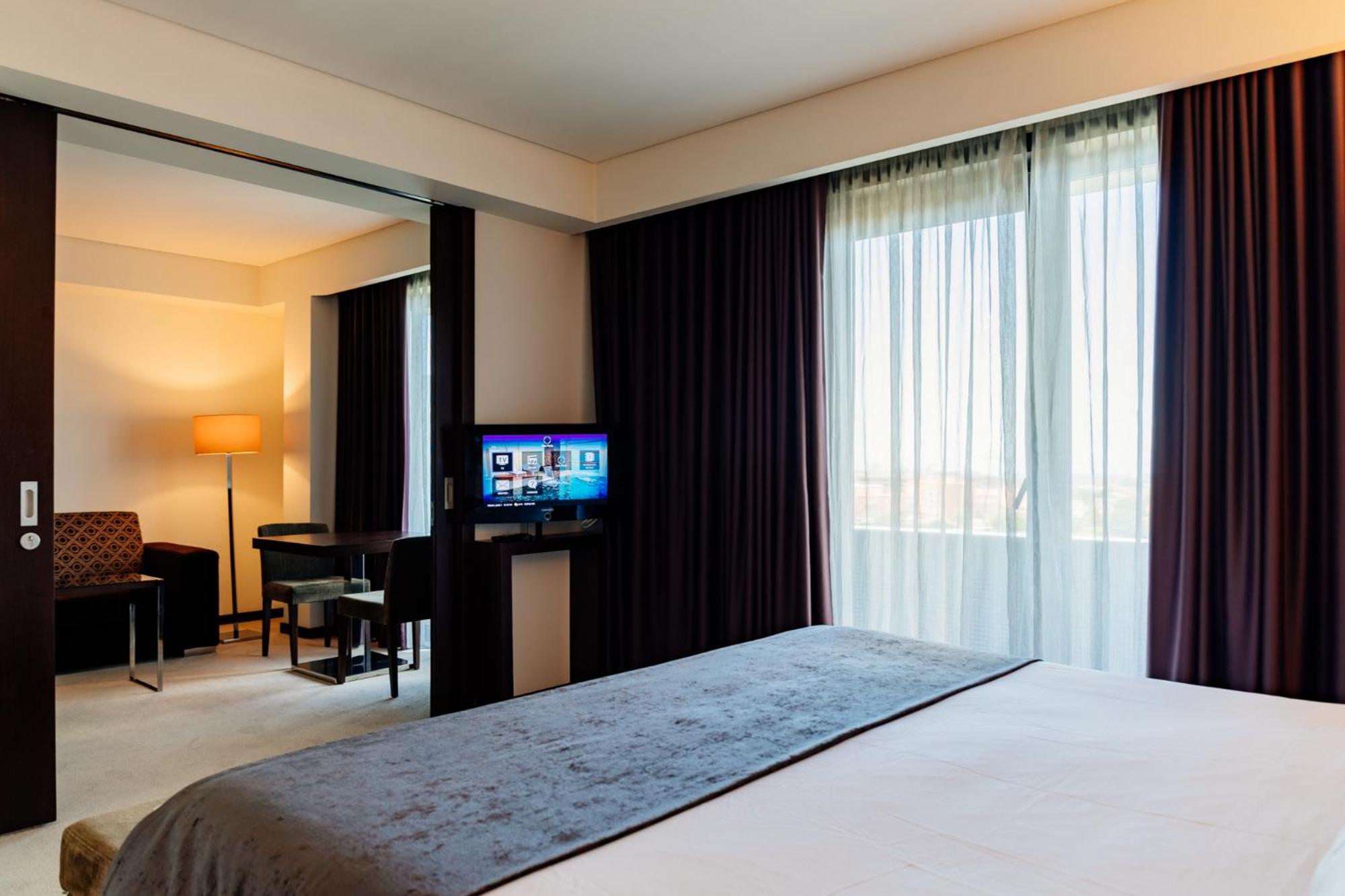 Axis Porto Business & 4*