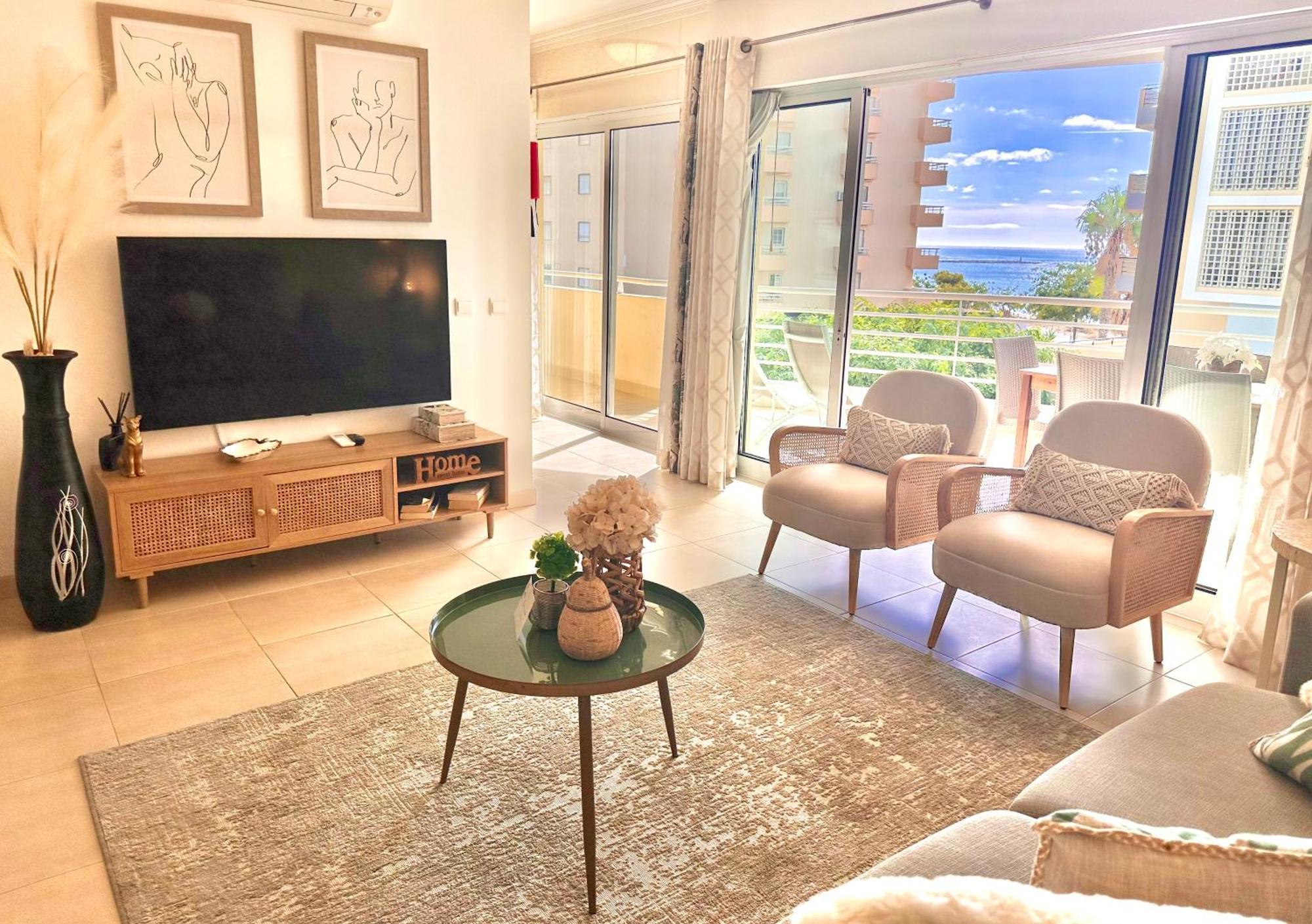 Lovely Beachfront With Aircon/wifi Apartment
