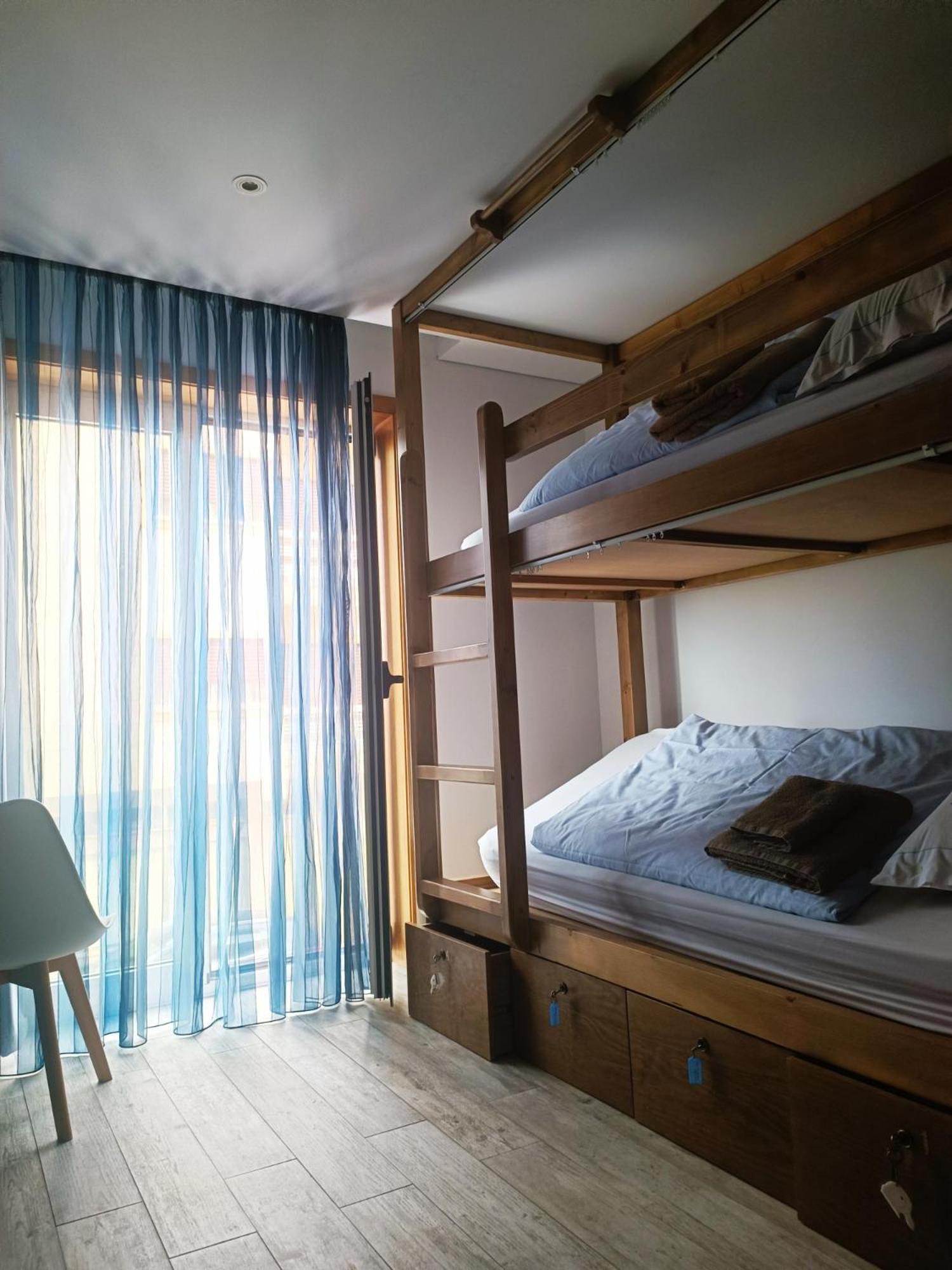 Cachinnans & Hostal *